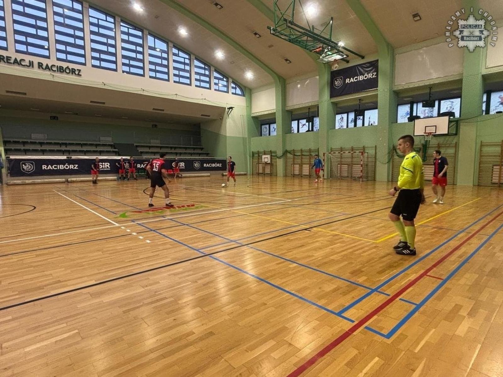 Zdjęcie w galerii na portalu naszraciborz.pl: Turniej halowej piłki nożnej o Puchar Komendanta Powiatowego Policji w Raciborzu wiadomości z regionu