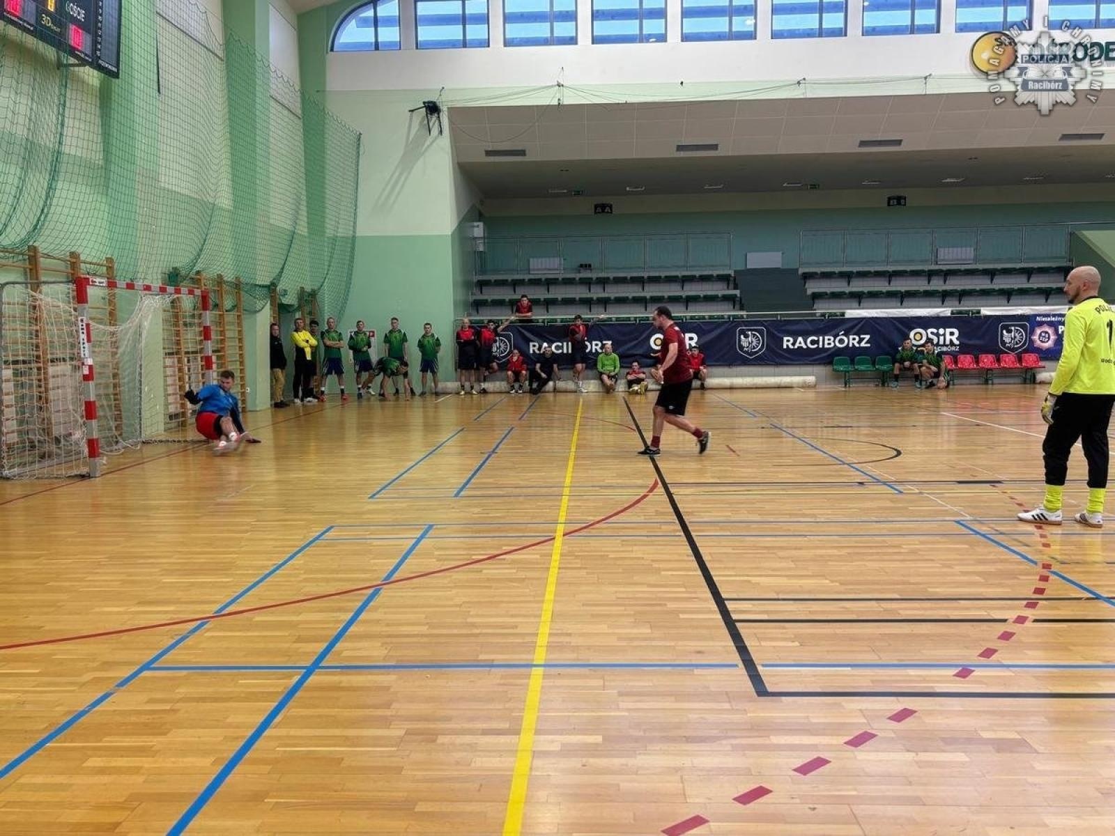 Zdjęcie w galerii na portalu naszraciborz.pl: Turniej halowej piłki nożnej o Puchar Komendanta Powiatowego Policji w Raciborzu wiadomości z regionu