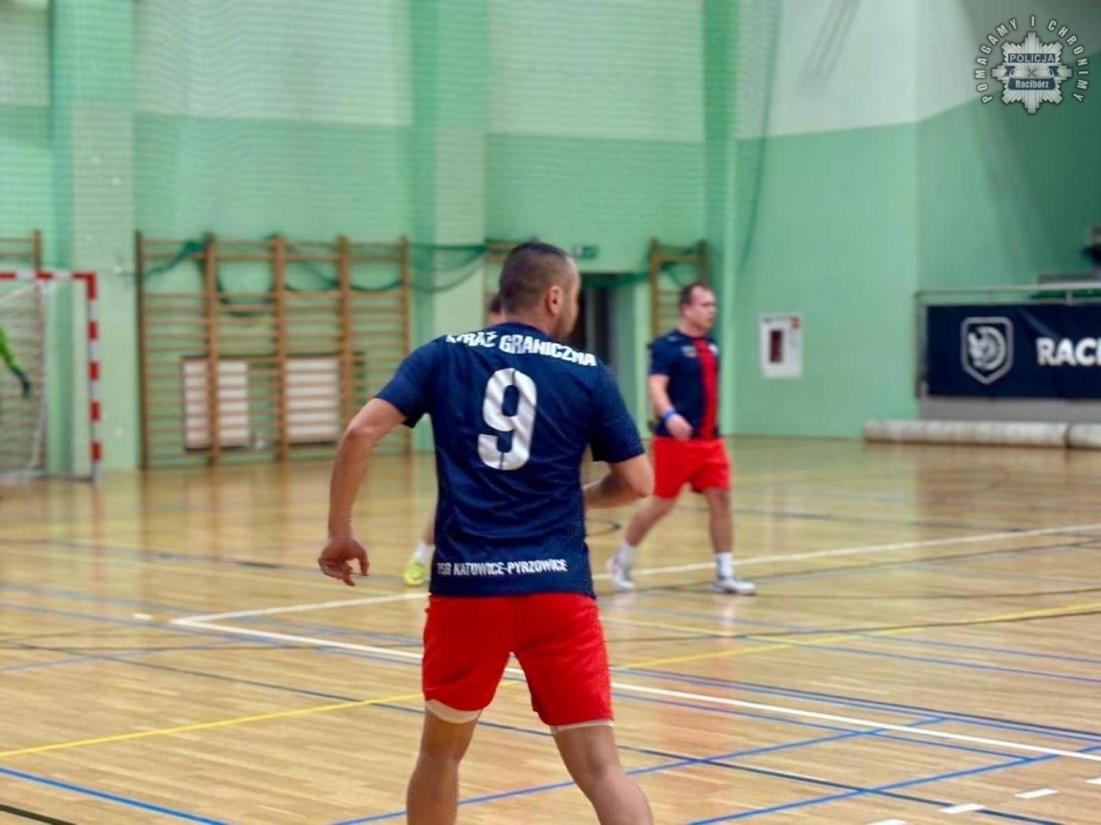 Zdjęcie w galerii na portalu naszraciborz.pl: Turniej halowej piłki nożnej o Puchar Komendanta Powiatowego Policji w Raciborzu wiadomości z regionu
