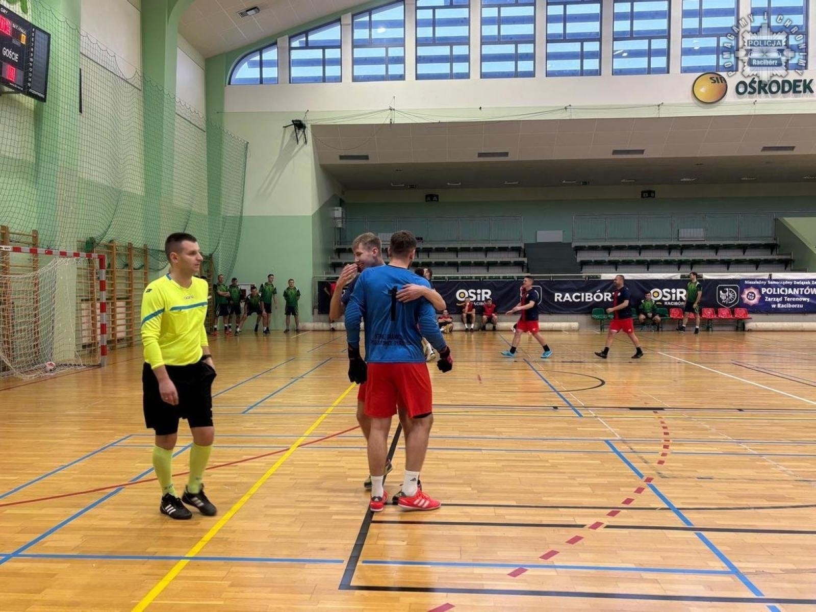 Zdjęcie w galerii na portalu naszraciborz.pl: Turniej halowej piłki nożnej o Puchar Komendanta Powiatowego Policji w Raciborzu wiadomości z regionu