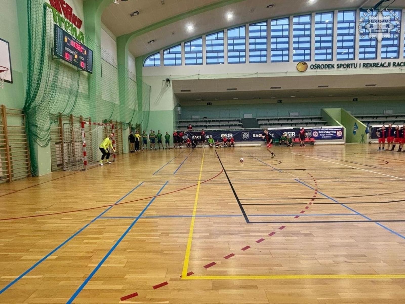 Zdjęcie w galerii na portalu naszraciborz.pl: Turniej halowej piłki nożnej o Puchar Komendanta Powiatowego Policji w Raciborzu wiadomości z regionu