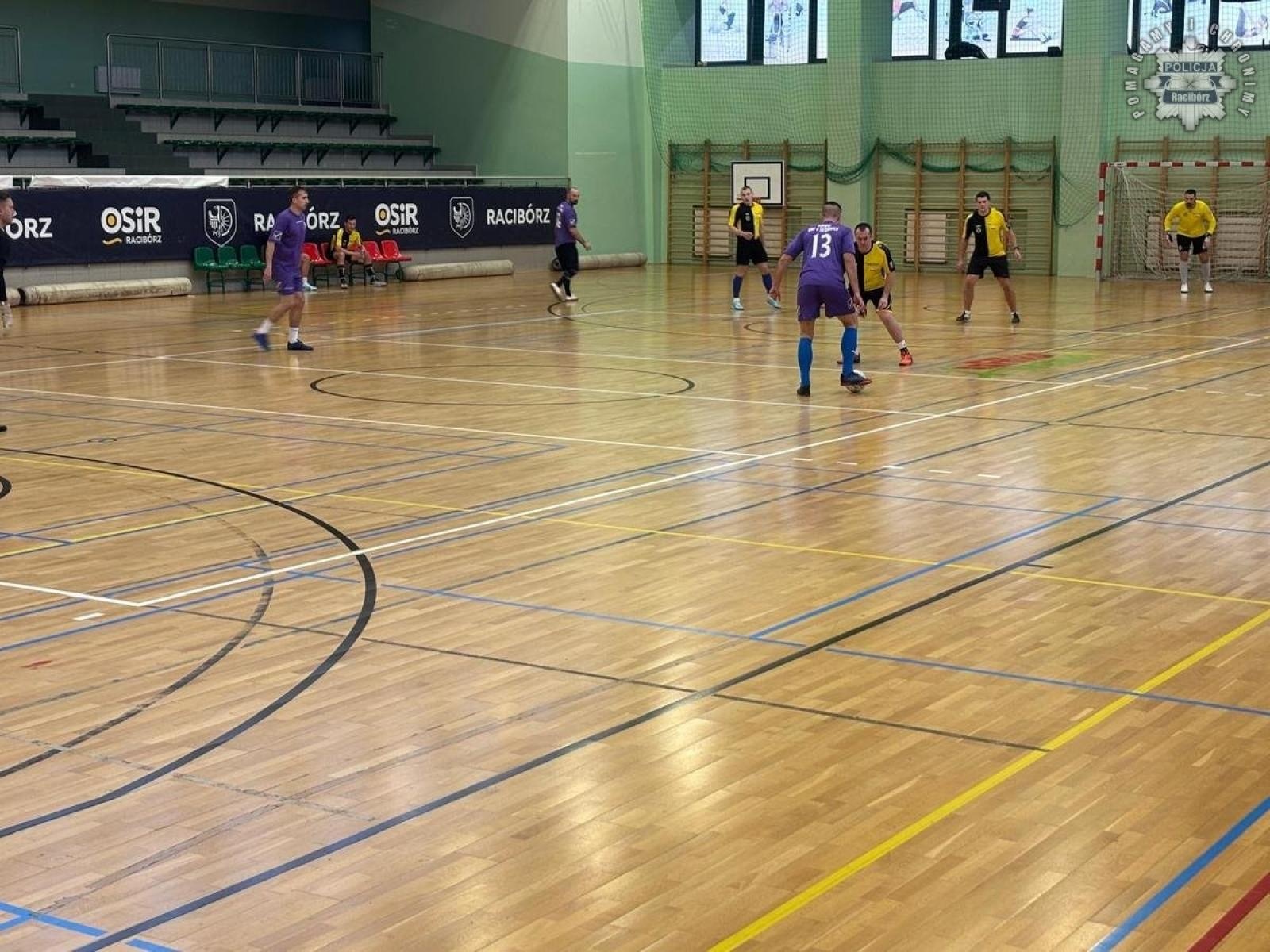Zdjęcie w galerii na portalu naszraciborz.pl: Turniej halowej piłki nożnej o Puchar Komendanta Powiatowego Policji w Raciborzu wiadomości z regionu