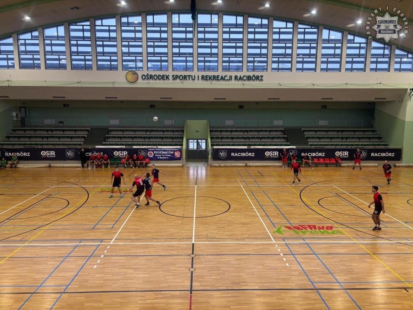 Zdjęcie w galerii na portalu naszraciborz.pl: Turniej halowej piłki nożnej o Puchar Komendanta Powiatowego Policji w Raciborzu wiadomości z regionu