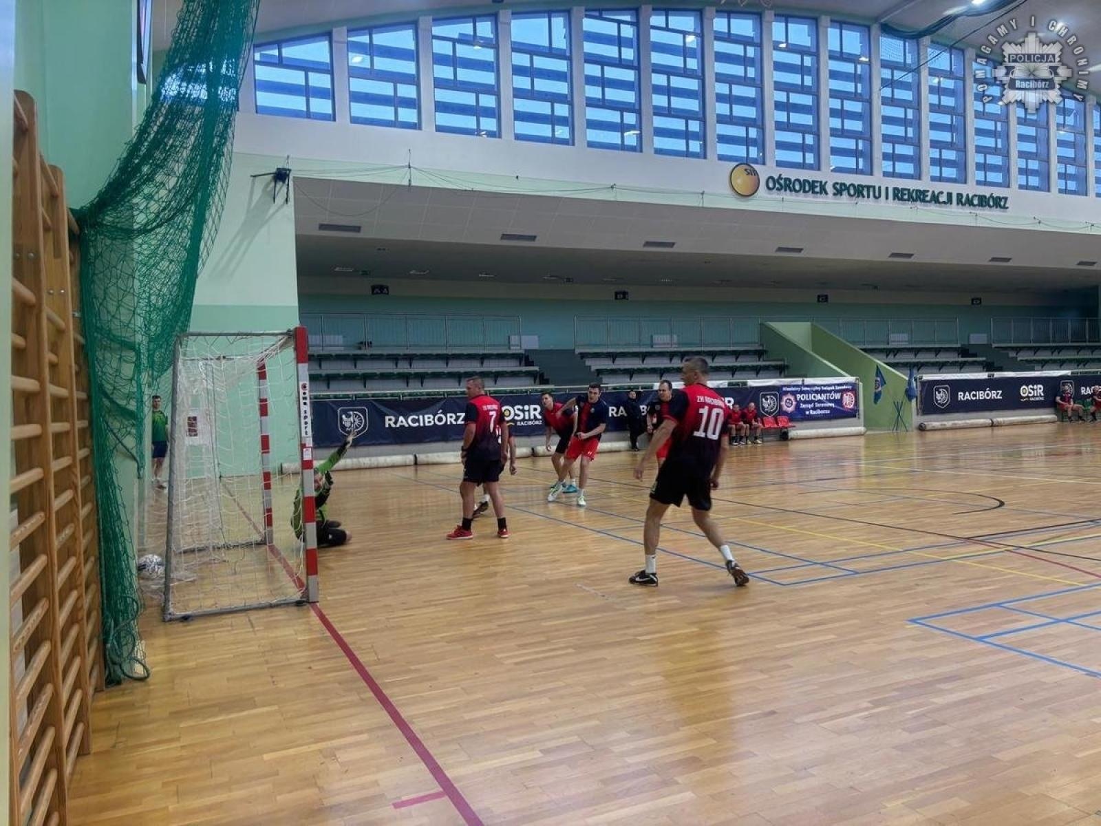 Zdjęcie w galerii na portalu naszraciborz.pl: Turniej halowej piłki nożnej o Puchar Komendanta Powiatowego Policji w Raciborzu wiadomości z regionu