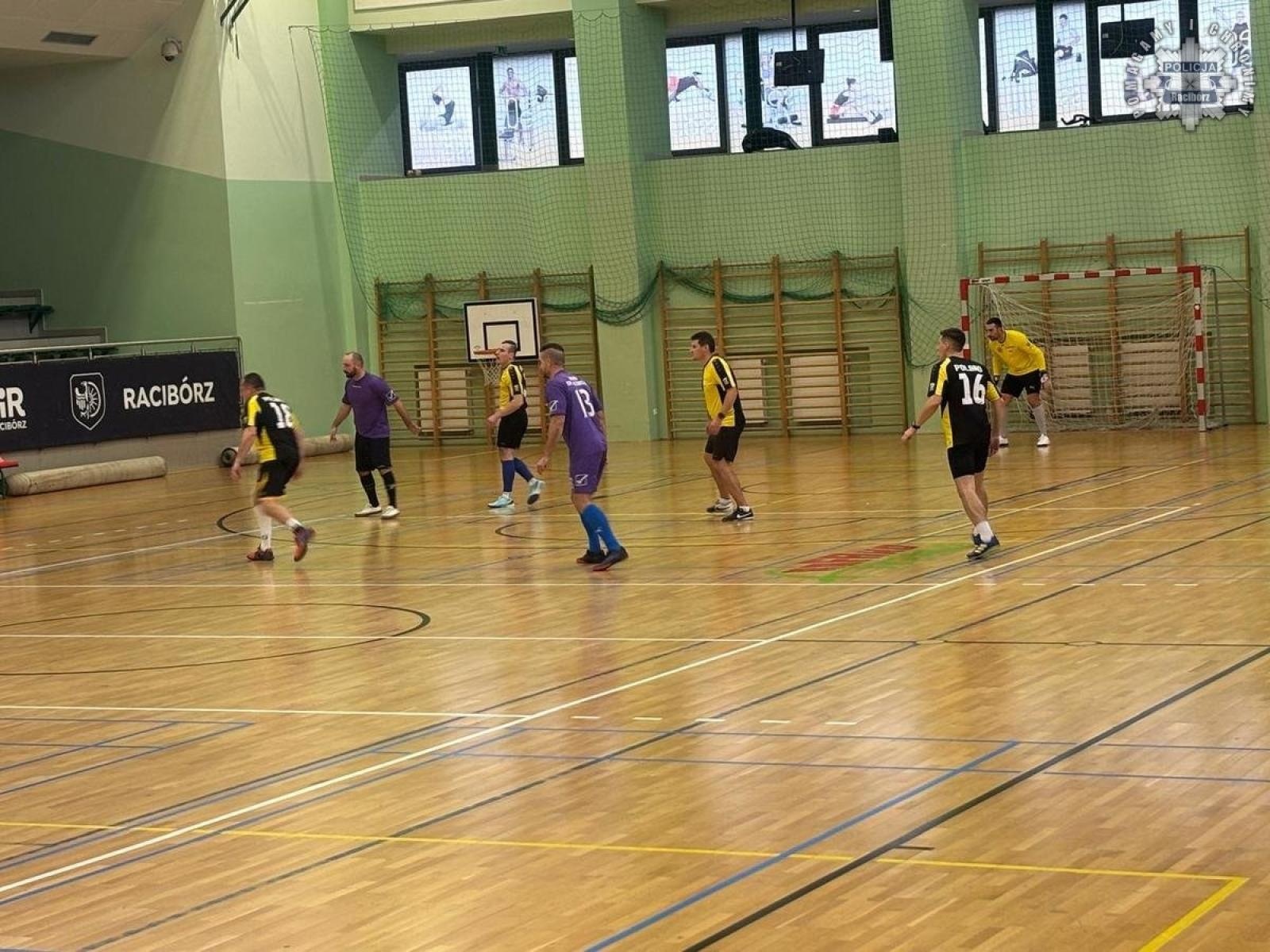 Zdjęcie w galerii na portalu naszraciborz.pl: Turniej halowej piłki nożnej o Puchar Komendanta Powiatowego Policji w Raciborzu wiadomości z regionu