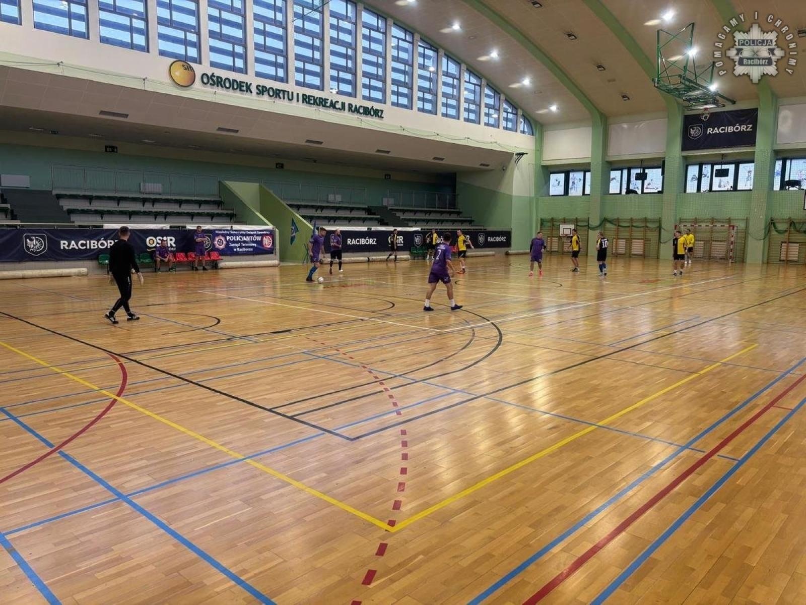 Zdjęcie w galerii na portalu naszraciborz.pl: Turniej halowej piłki nożnej o Puchar Komendanta Powiatowego Policji w Raciborzu wiadomości z regionu