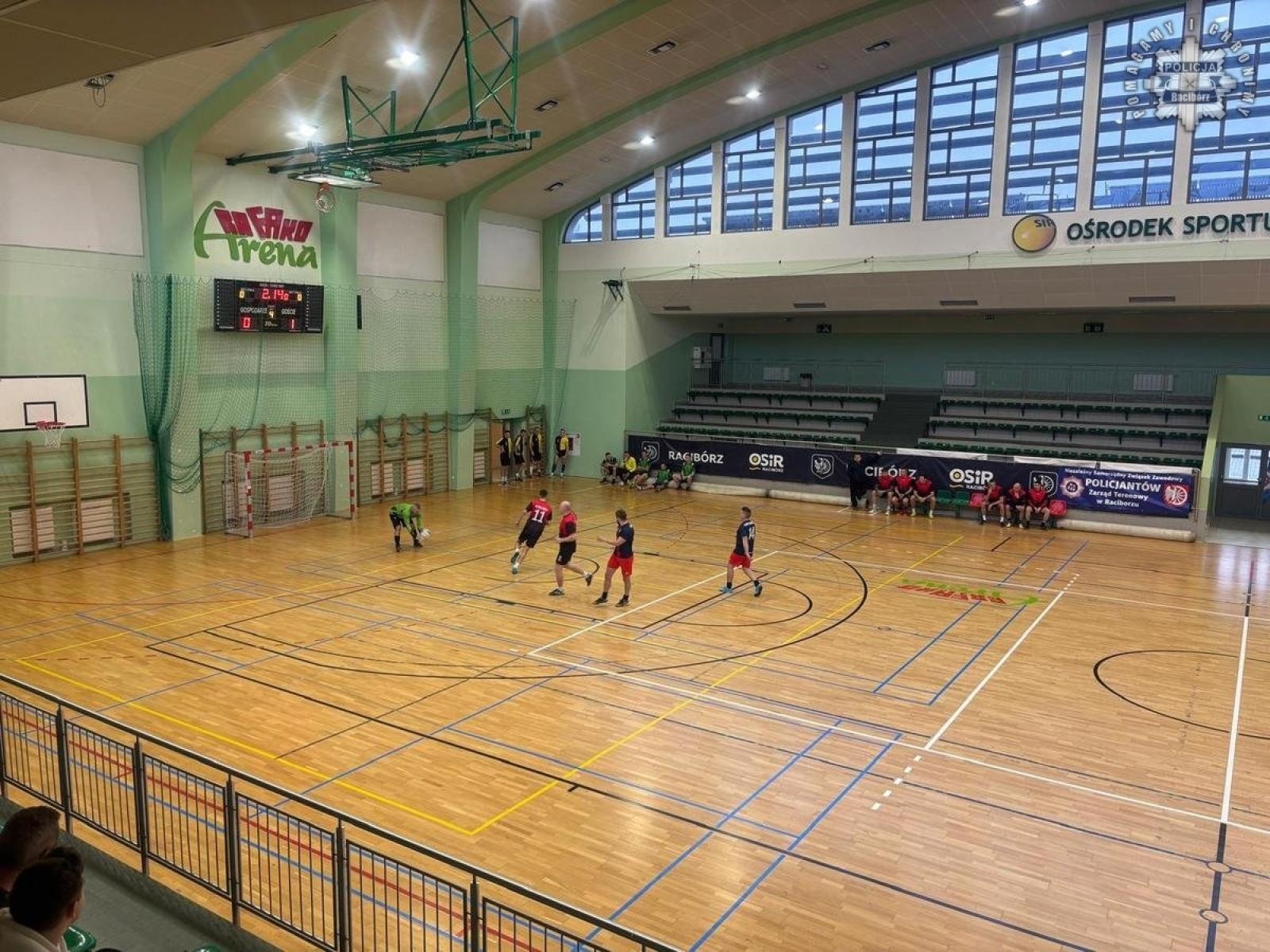Zdjęcie w galerii na portalu naszraciborz.pl: Turniej halowej piłki nożnej o Puchar Komendanta Powiatowego Policji w Raciborzu wiadomości z regionu