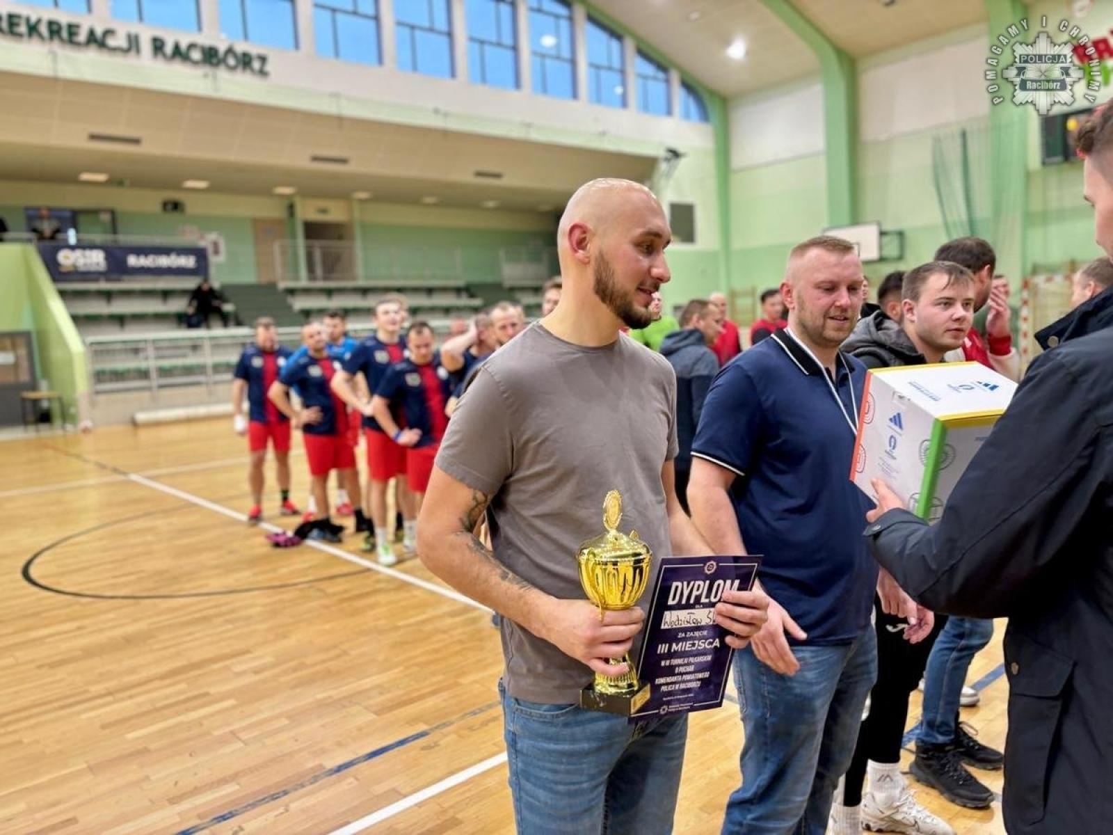 Zdjęcie w galerii na portalu naszraciborz.pl: Turniej halowej piłki nożnej o Puchar Komendanta Powiatowego Policji w Raciborzu wiadomości z regionu