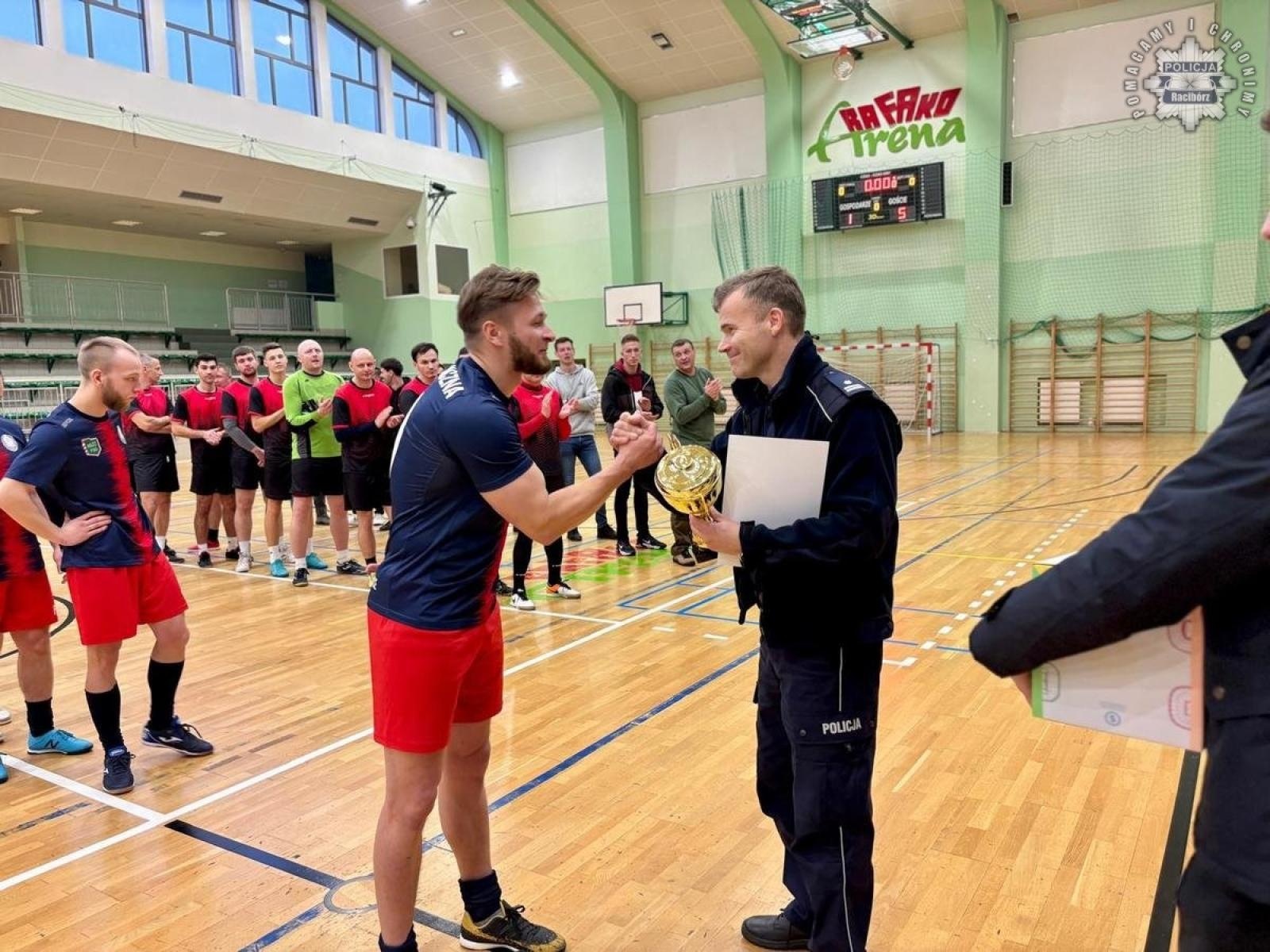 Zdjęcie w galerii na portalu naszraciborz.pl: Turniej halowej piłki nożnej o Puchar Komendanta Powiatowego Policji w Raciborzu wiadomości z regionu