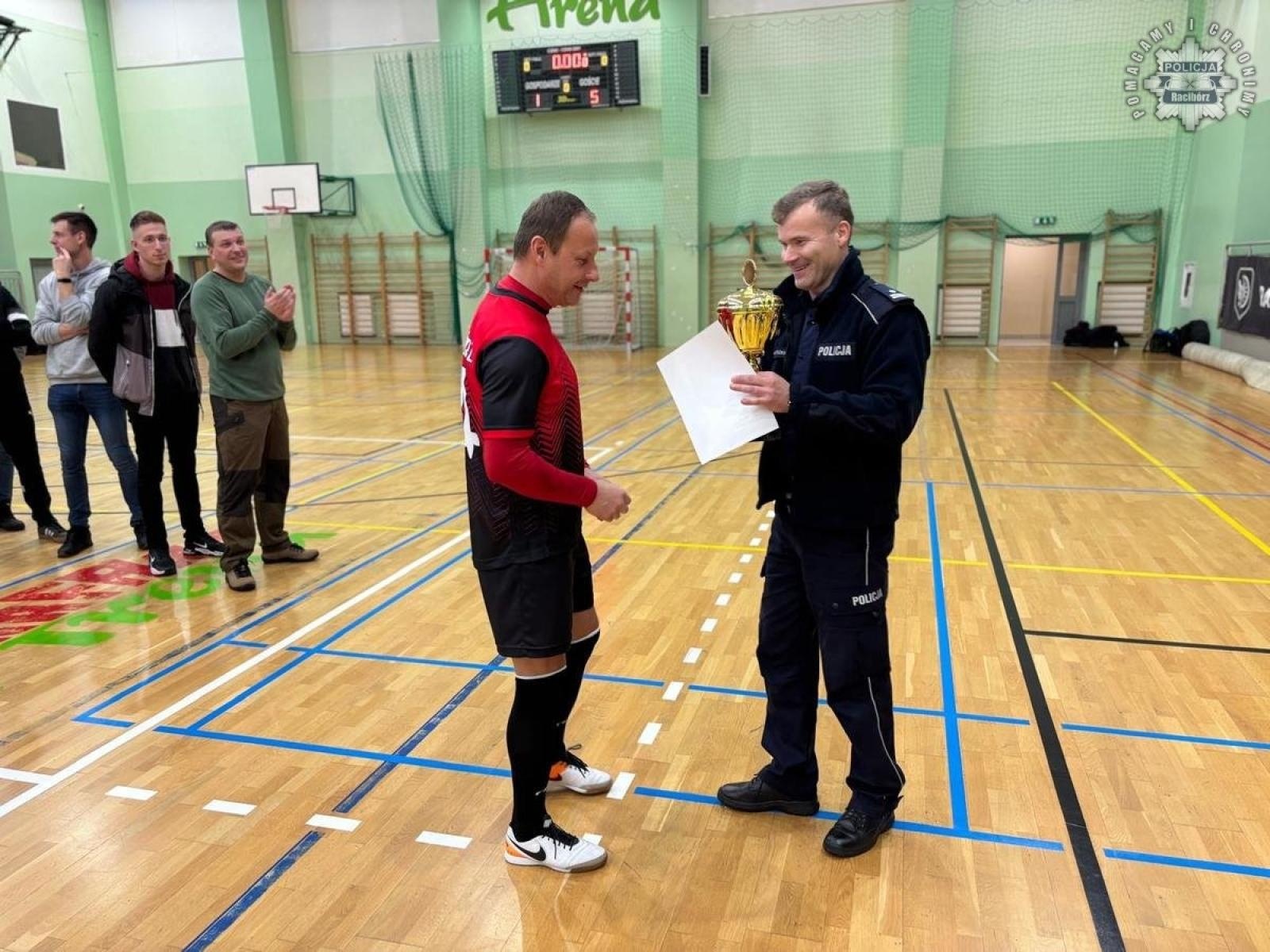 Zdjęcie w galerii na portalu naszraciborz.pl: Turniej halowej piłki nożnej o Puchar Komendanta Powiatowego Policji w Raciborzu wiadomości z regionu
