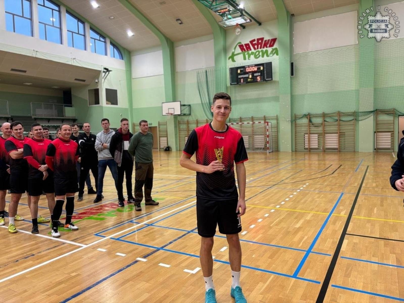 Zdjęcie w galerii na portalu naszraciborz.pl: Turniej halowej piłki nożnej o Puchar Komendanta Powiatowego Policji w Raciborzu wiadomości z regionu