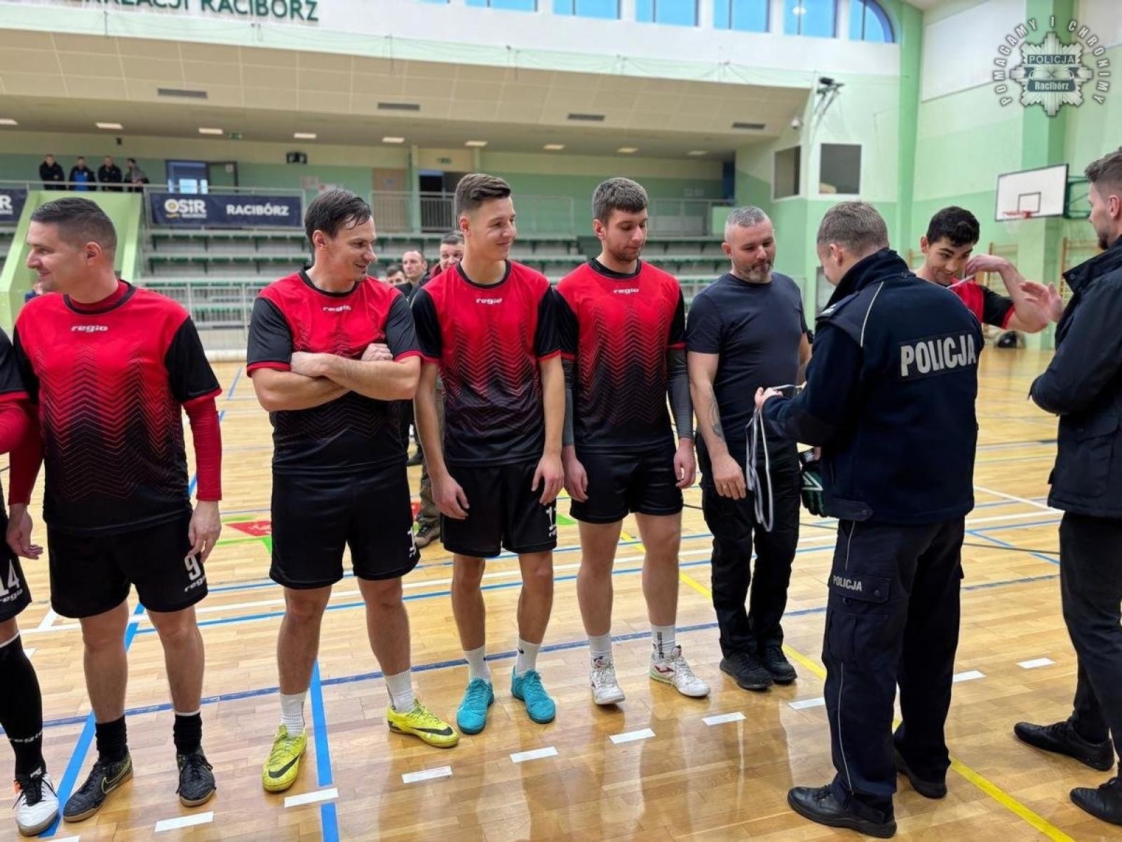 Zdjęcie w galerii na portalu naszraciborz.pl: Turniej halowej piłki nożnej o Puchar Komendanta Powiatowego Policji w Raciborzu wiadomości z regionu
