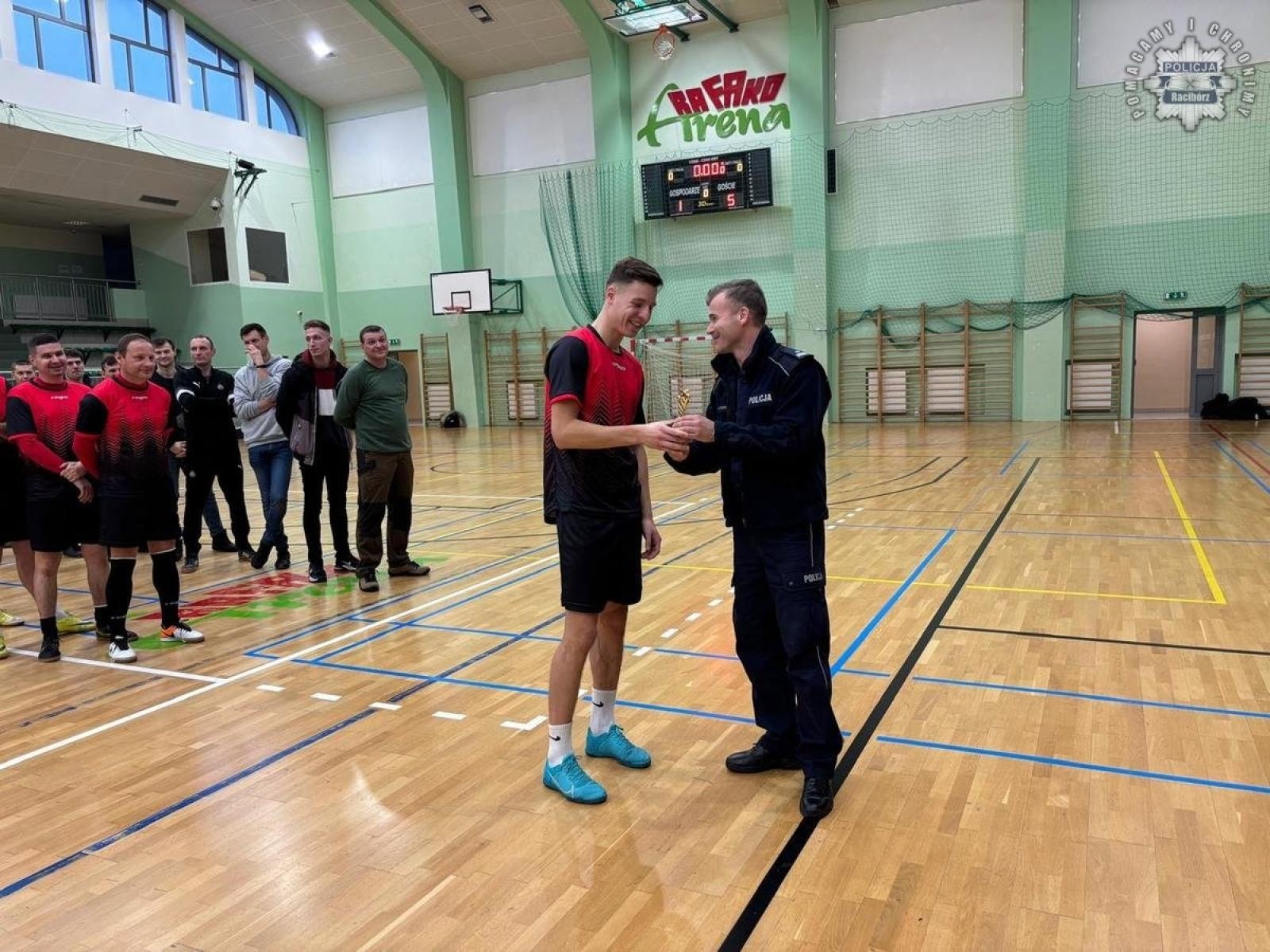 Zdjęcie w galerii na portalu naszraciborz.pl: Turniej halowej piłki nożnej o Puchar Komendanta Powiatowego Policji w Raciborzu wiadomości z regionu