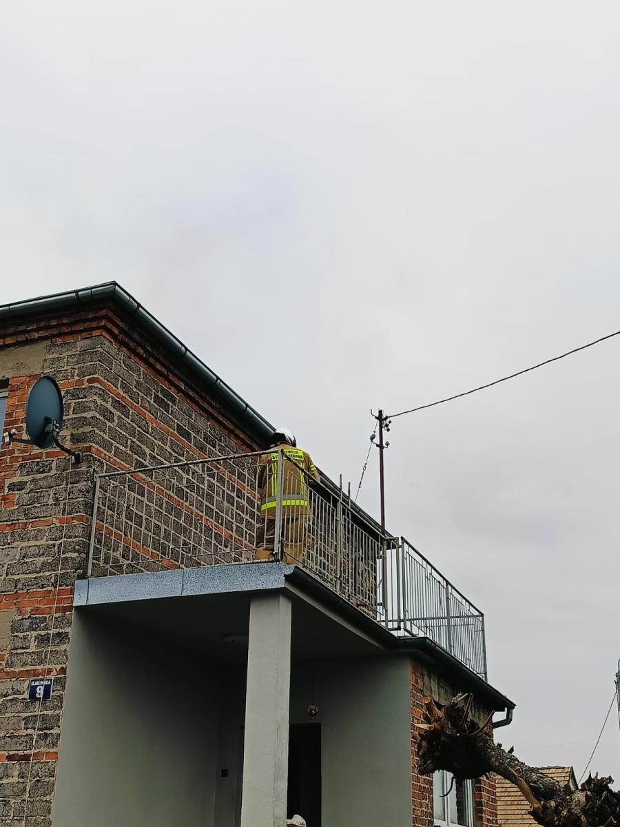 Zdjęcie w galerii na portalu naszraciborz.pl: W Siedliskach zapaliła się sadza w kominie wiadomości z regionu