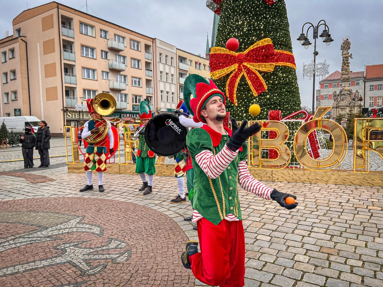 Zdjęcie w galerii na portalu naszraciborz.pl: Drugi weekend jarmarku na Rynku. Cyrkowcy, darmowy bigos i zjeżdżalnia wiadomości z regionu