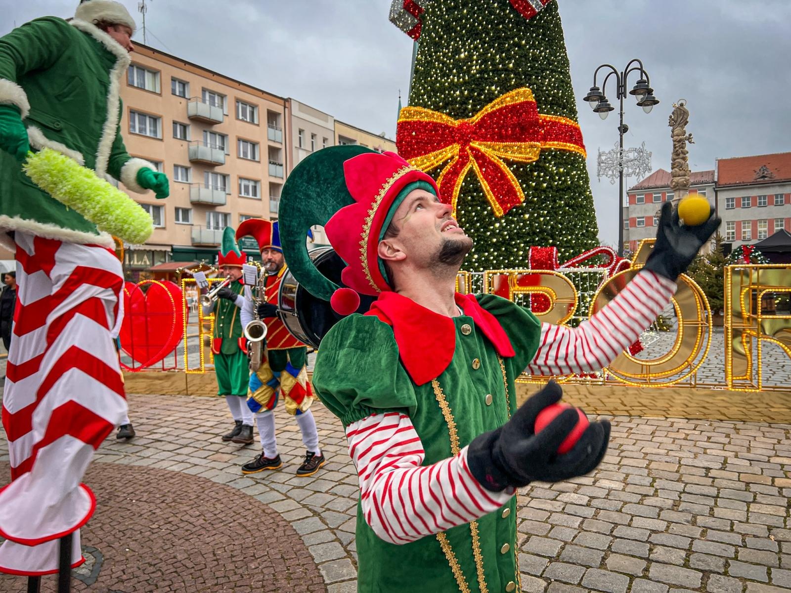 Zdjęcie w galerii na portalu naszraciborz.pl: Drugi weekend jarmarku na Rynku. Cyrkowcy, darmowy bigos i zjeżdżalnia wiadomości z regionu