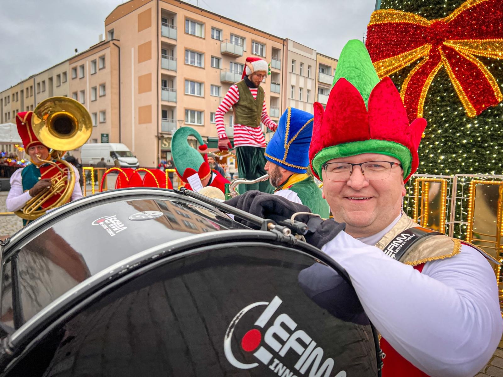 Zdjęcie w galerii na portalu naszraciborz.pl: Drugi weekend jarmarku na Rynku. Cyrkowcy, darmowy bigos i zjeżdżalnia wiadomości z regionu