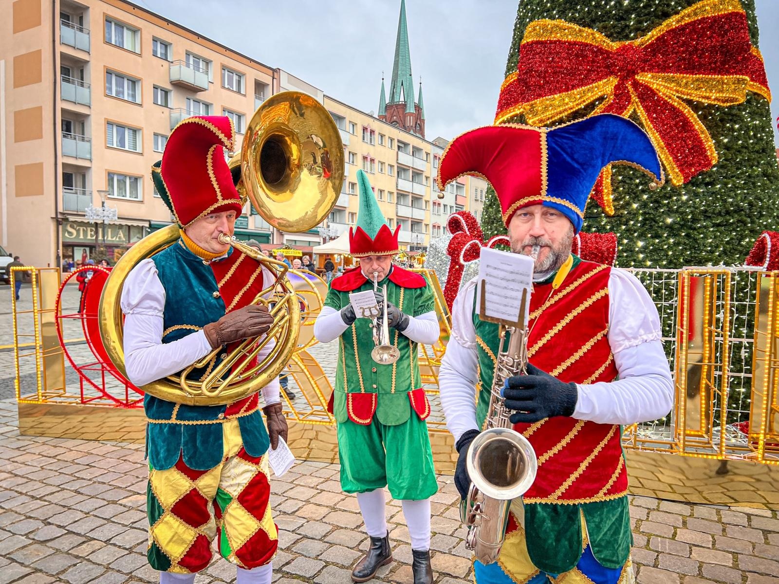 Zdjęcie w galerii na portalu naszraciborz.pl: Drugi weekend jarmarku na Rynku. Cyrkowcy, darmowy bigos i zjeżdżalnia wiadomości z regionu