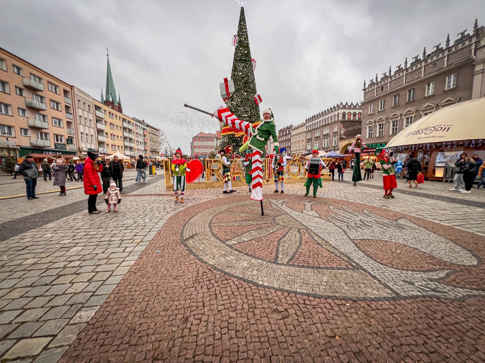 Zdjęcie w galerii na portalu naszraciborz.pl: Drugi weekend jarmarku na Rynku. Cyrkowcy, darmowy bigos i zjeżdżalnia wiadomości z regionu