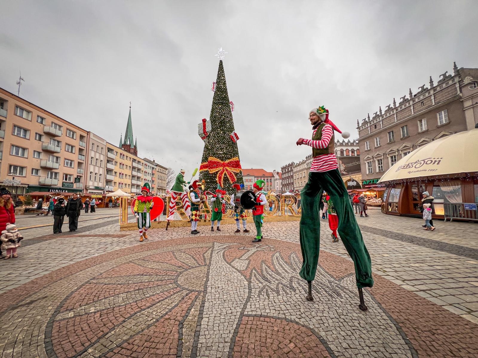 Zdjęcie w galerii na portalu naszraciborz.pl: Drugi weekend jarmarku na Rynku. Cyrkowcy, darmowy bigos i zjeżdżalnia wiadomości z regionu