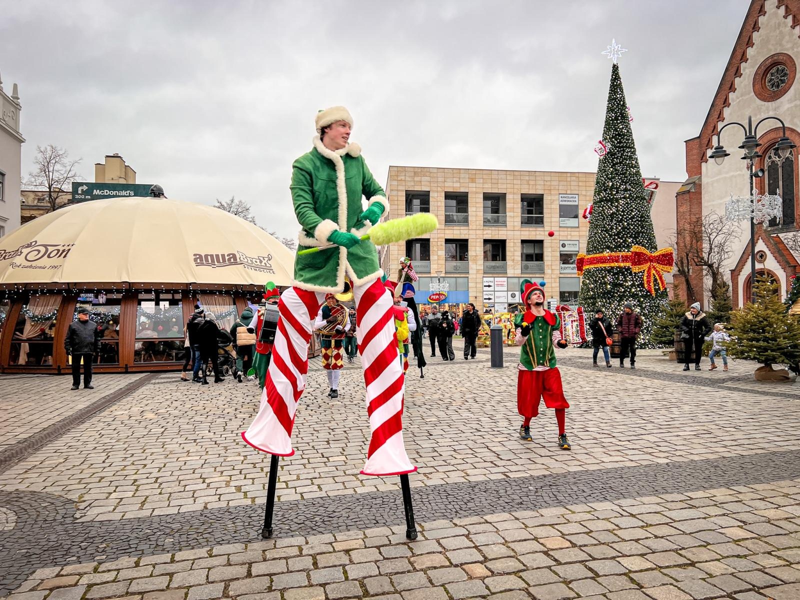 Zdjęcie w galerii na portalu naszraciborz.pl: Drugi weekend jarmarku na Rynku. Cyrkowcy, darmowy bigos i zjeżdżalnia wiadomości z regionu