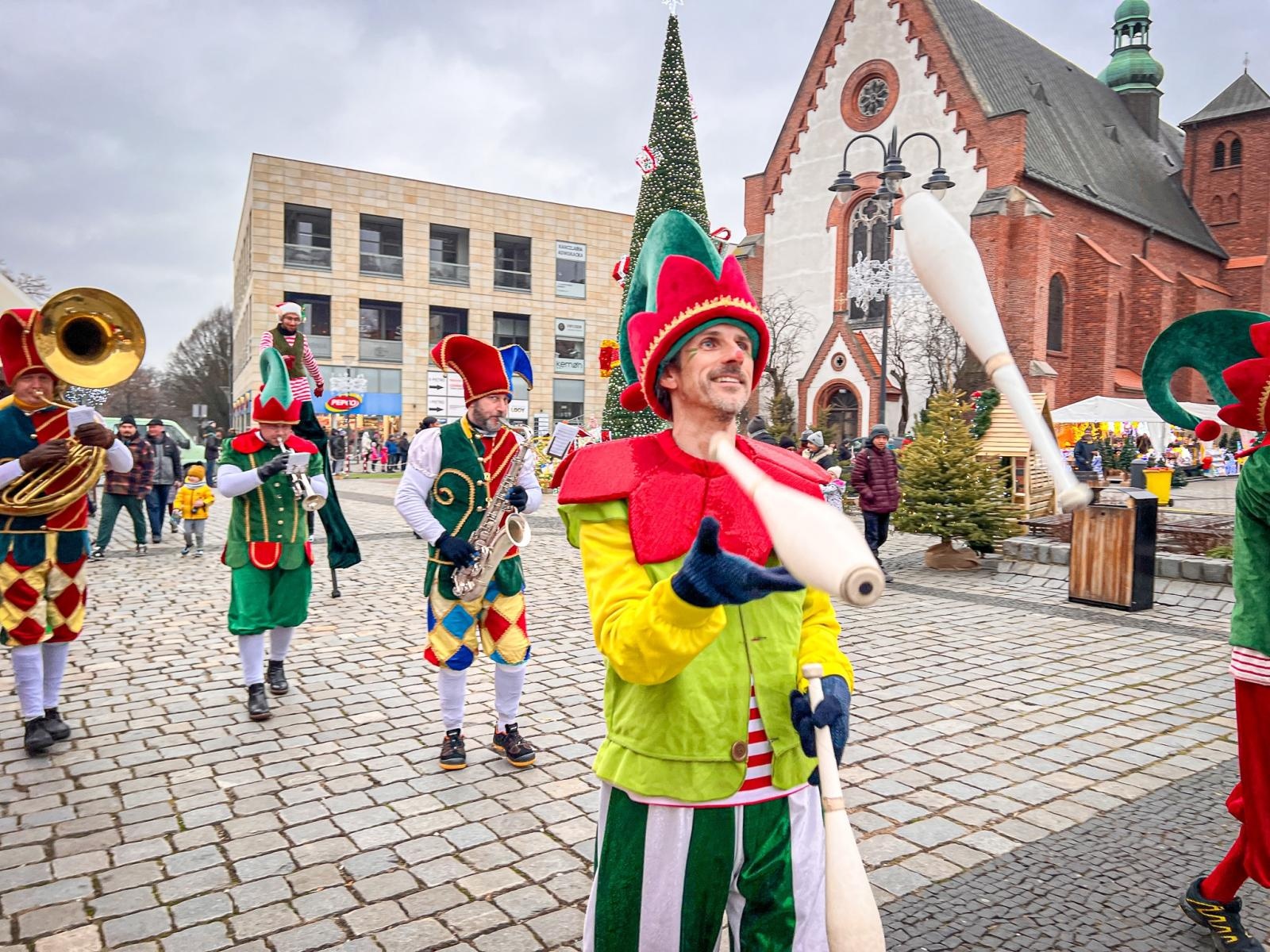 Zdjęcie w galerii na portalu naszraciborz.pl: Drugi weekend jarmarku na Rynku. Cyrkowcy, darmowy bigos i zjeżdżalnia wiadomości z regionu