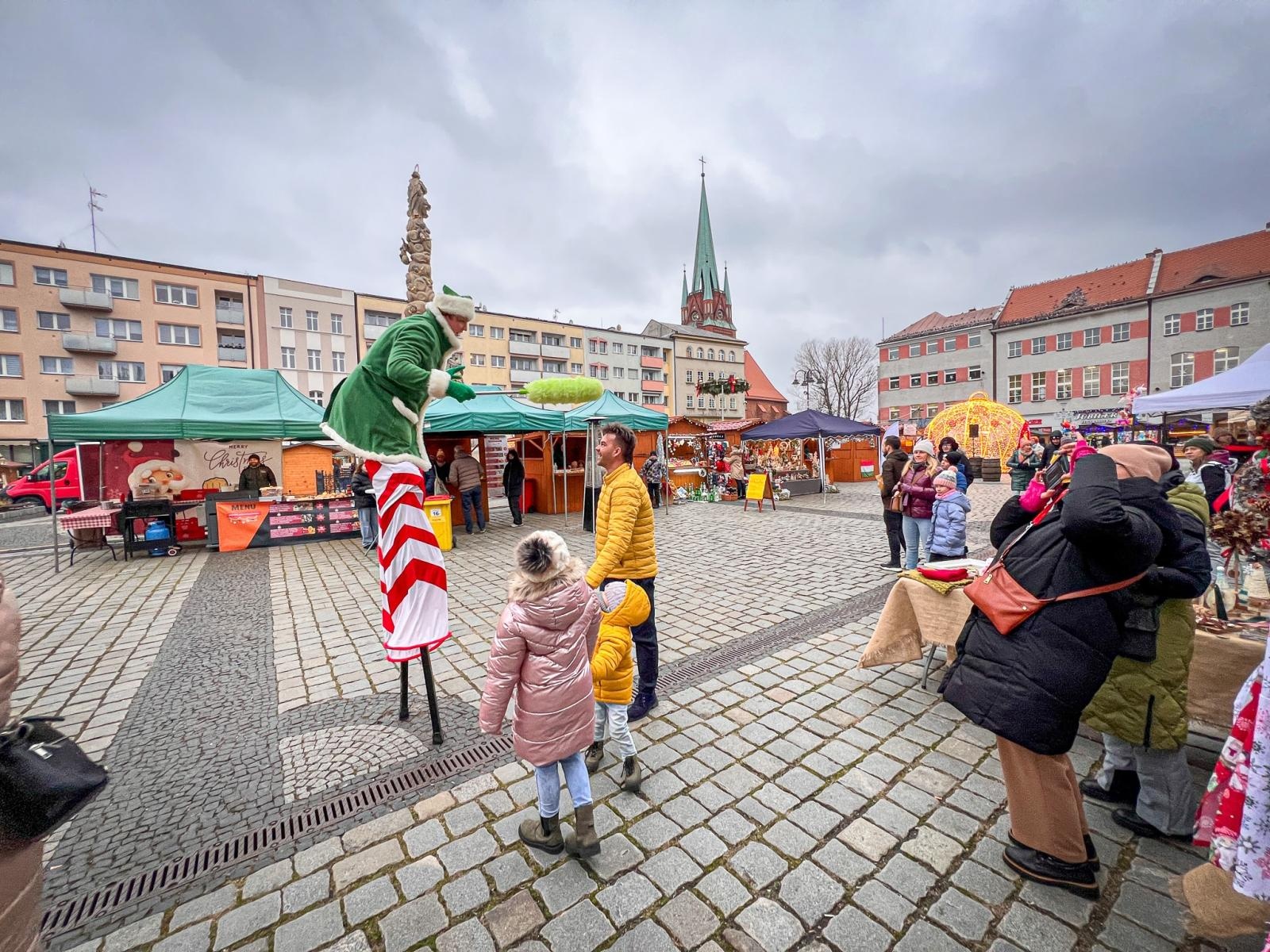 Zdjęcie w galerii na portalu naszraciborz.pl: Drugi weekend jarmarku na Rynku. Cyrkowcy, darmowy bigos i zjeżdżalnia wiadomości z regionu
