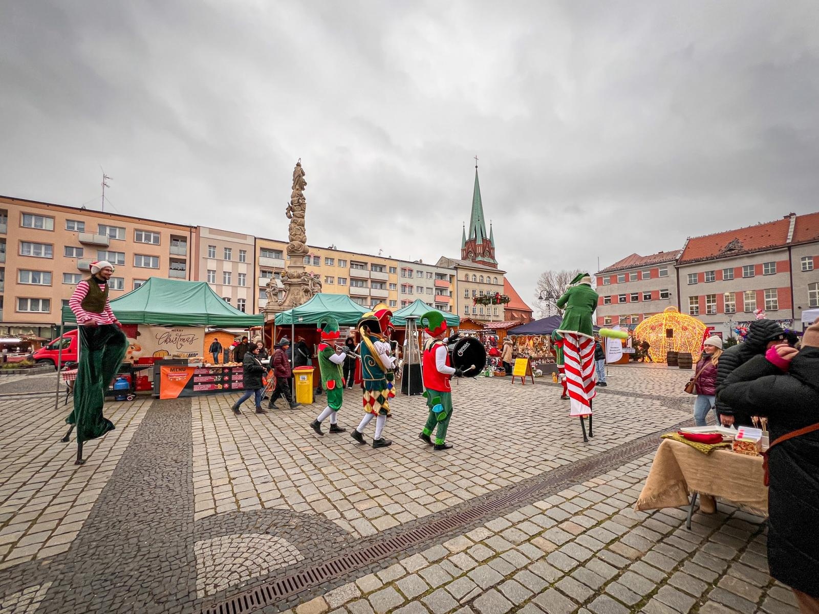 Zdjęcie w galerii na portalu naszraciborz.pl: Drugi weekend jarmarku na Rynku. Cyrkowcy, darmowy bigos i zjeżdżalnia wiadomości z regionu
