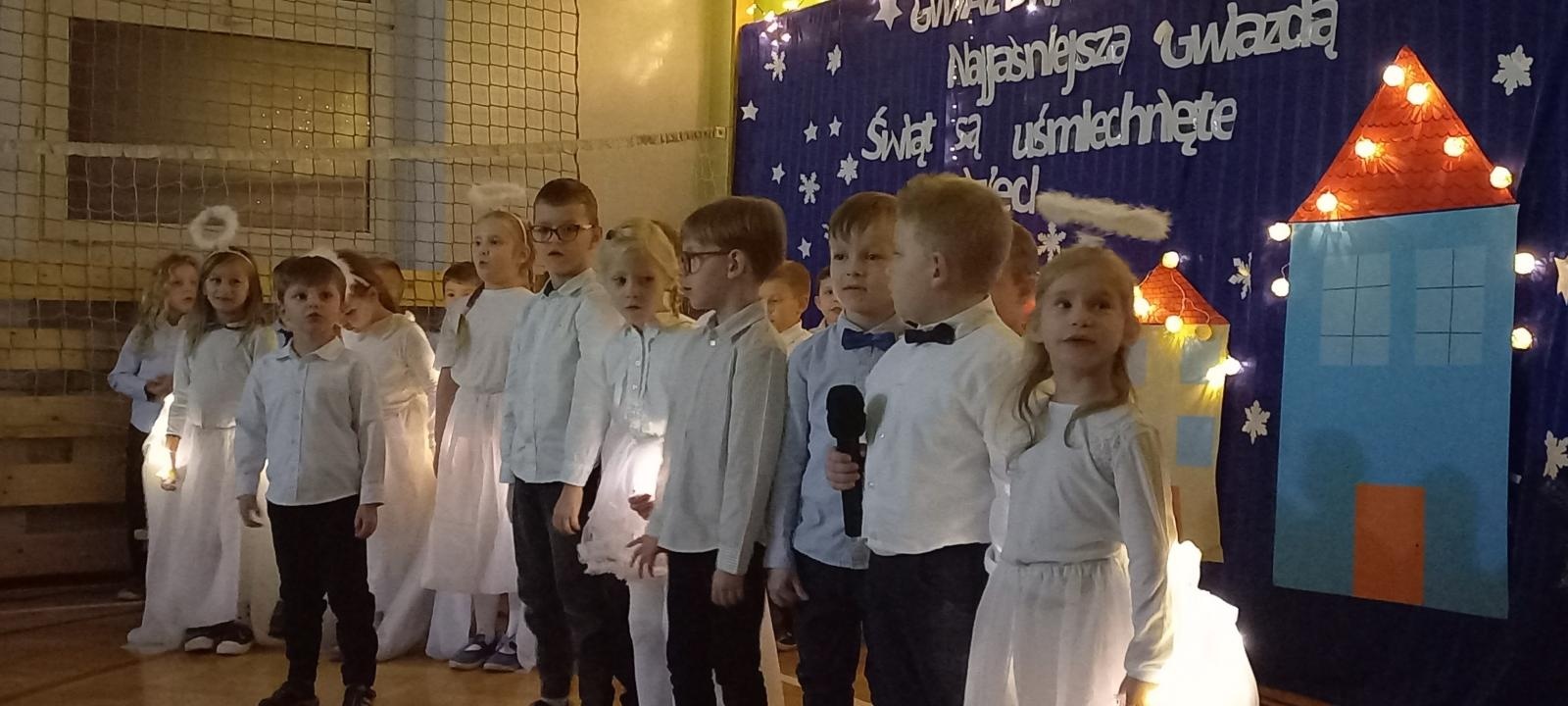 Zdjęcie w galerii na portalu naszraciborz.pl: Przedszkolny kiermasz świąteczny w ZSP 3 wiadomości z regionu