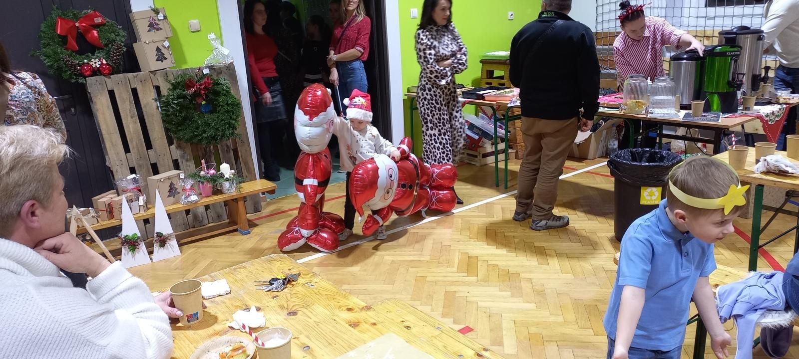 Zdjęcie w galerii na portalu naszraciborz.pl: Przedszkolny kiermasz świąteczny w ZSP 3 wiadomości z regionu