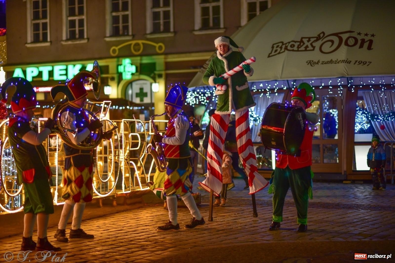 Zdjęcie w galerii na portalu naszraciborz.pl: Sobotni wieczór na raciborskim jarmarku na Rynku [FOTO, WIDEO, PROGRAM NA NIEDZIELĘ] wiadomości z regionu