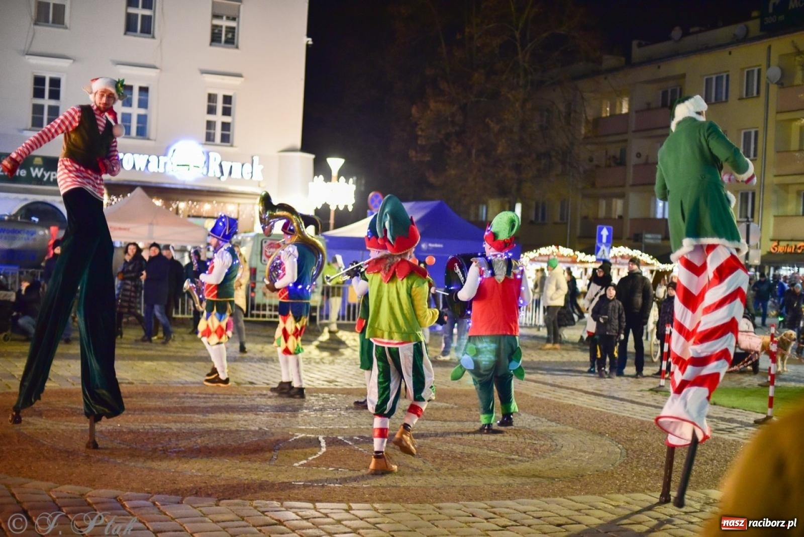 Zdjęcie w galerii na portalu naszraciborz.pl: Sobotni wieczór na raciborskim jarmarku na Rynku [FOTO, WIDEO, PROGRAM NA NIEDZIELĘ] wiadomości z regionu