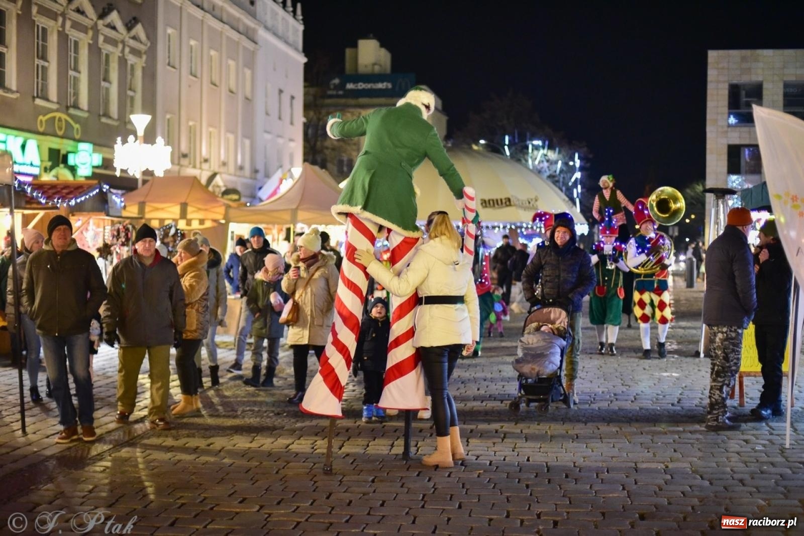 Zdjęcie w galerii na portalu naszraciborz.pl: Sobotni wieczór na raciborskim jarmarku na Rynku [FOTO, WIDEO, PROGRAM NA NIEDZIELĘ] wiadomości z regionu