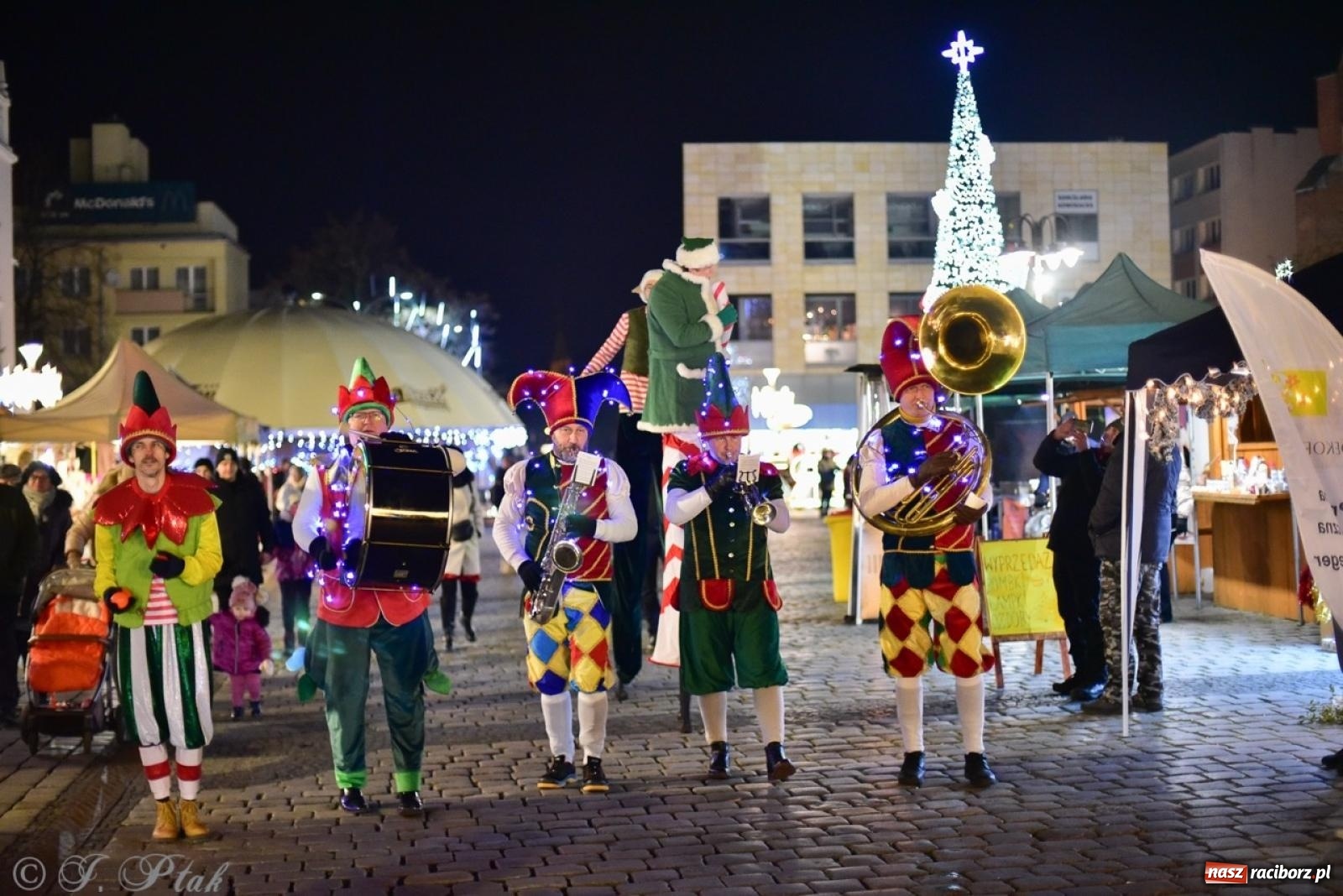 Zdjęcie w galerii na portalu naszraciborz.pl: Sobotni wieczór na raciborskim jarmarku na Rynku [FOTO, WIDEO, PROGRAM NA NIEDZIELĘ] wiadomości z regionu