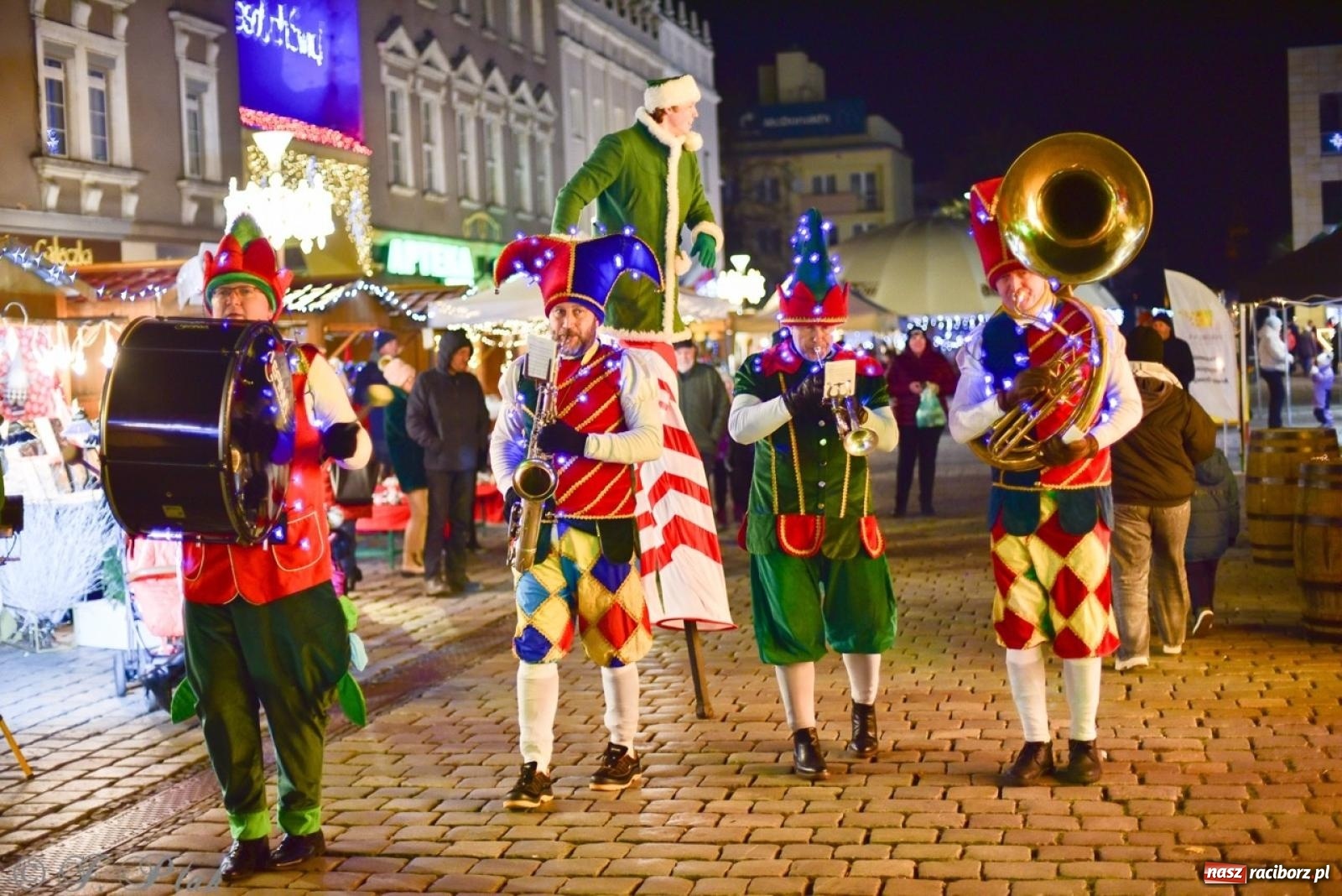 Zdjęcie w galerii na portalu naszraciborz.pl: Sobotni wieczór na raciborskim jarmarku na Rynku [FOTO, WIDEO, PROGRAM NA NIEDZIELĘ] wiadomości z regionu