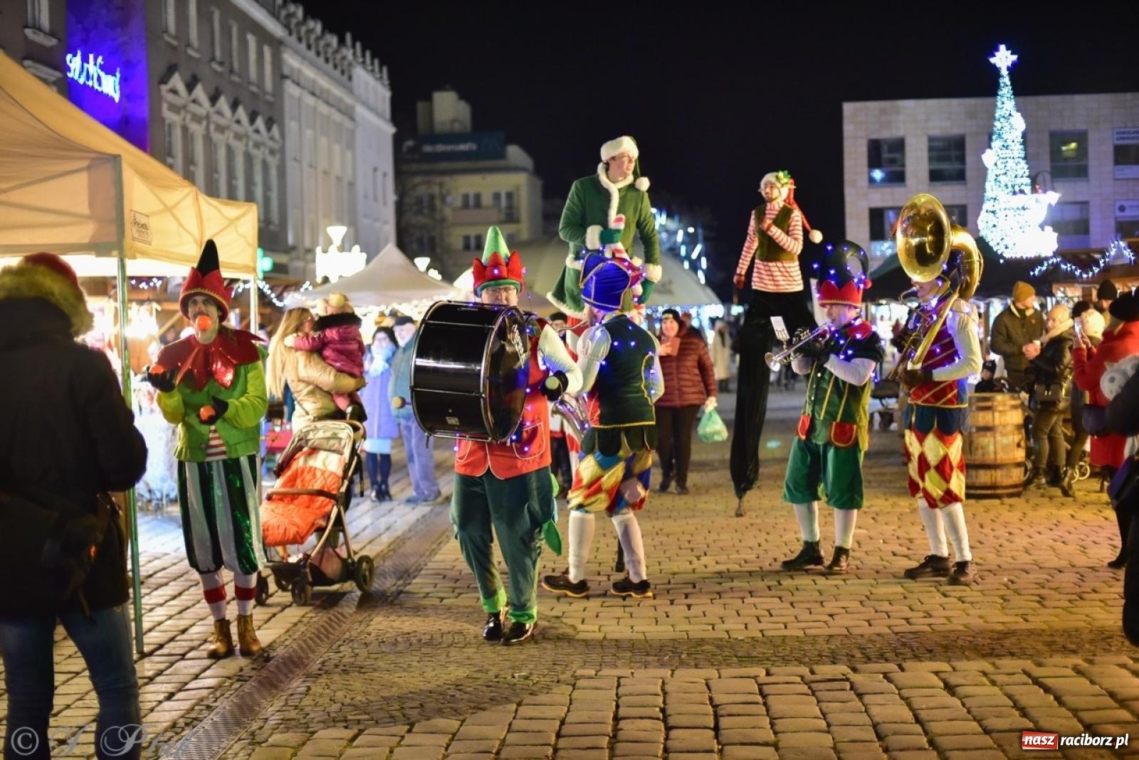 Zdjęcie w galerii na portalu naszraciborz.pl: Sobotni wieczór na raciborskim jarmarku na Rynku [FOTO, WIDEO, PROGRAM NA NIEDZIELĘ] wiadomości z regionu
