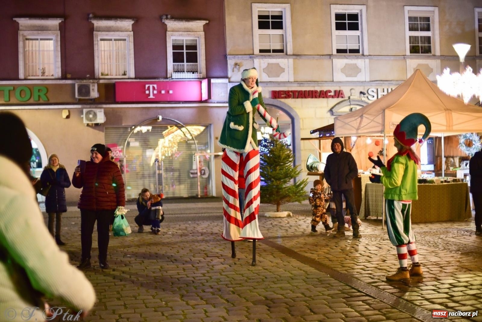 Zdjęcie w galerii na portalu naszraciborz.pl: Sobotni wieczór na raciborskim jarmarku na Rynku [FOTO, WIDEO, PROGRAM NA NIEDZIELĘ] wiadomości z regionu