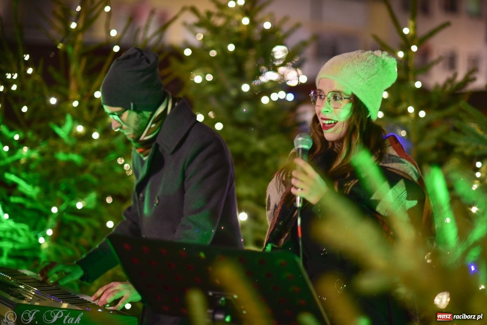 Zdjęcie w galerii na portalu naszraciborz.pl: Sobotni wieczór na raciborskim jarmarku na Rynku [FOTO, WIDEO, PROGRAM NA NIEDZIELĘ] wiadomości z regionu