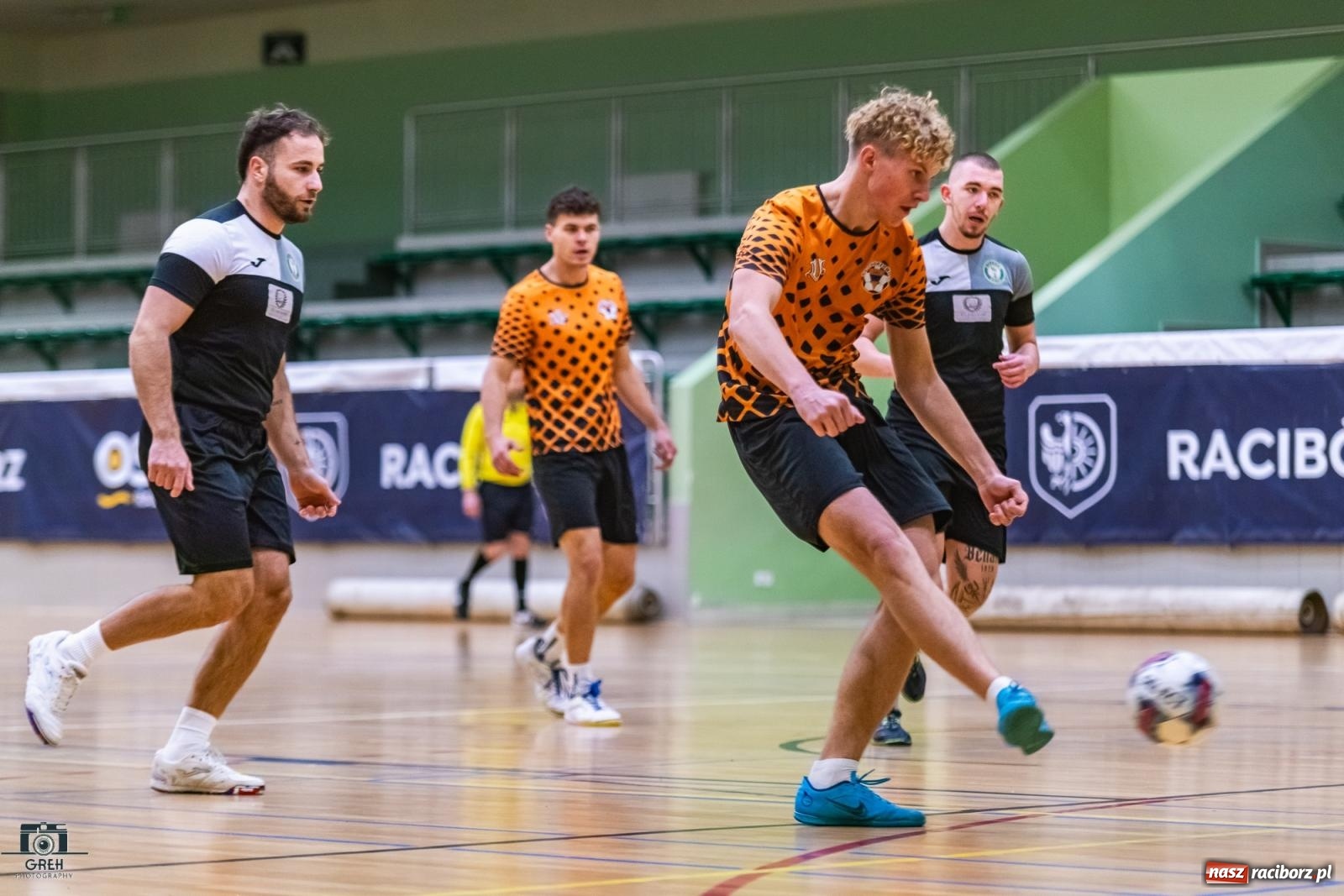 Zdjęcie w galerii na portalu naszraciborz.pl: HLPN. Sobota z futsalem w hali OSiR [FOTO] wiadomości z regionu
