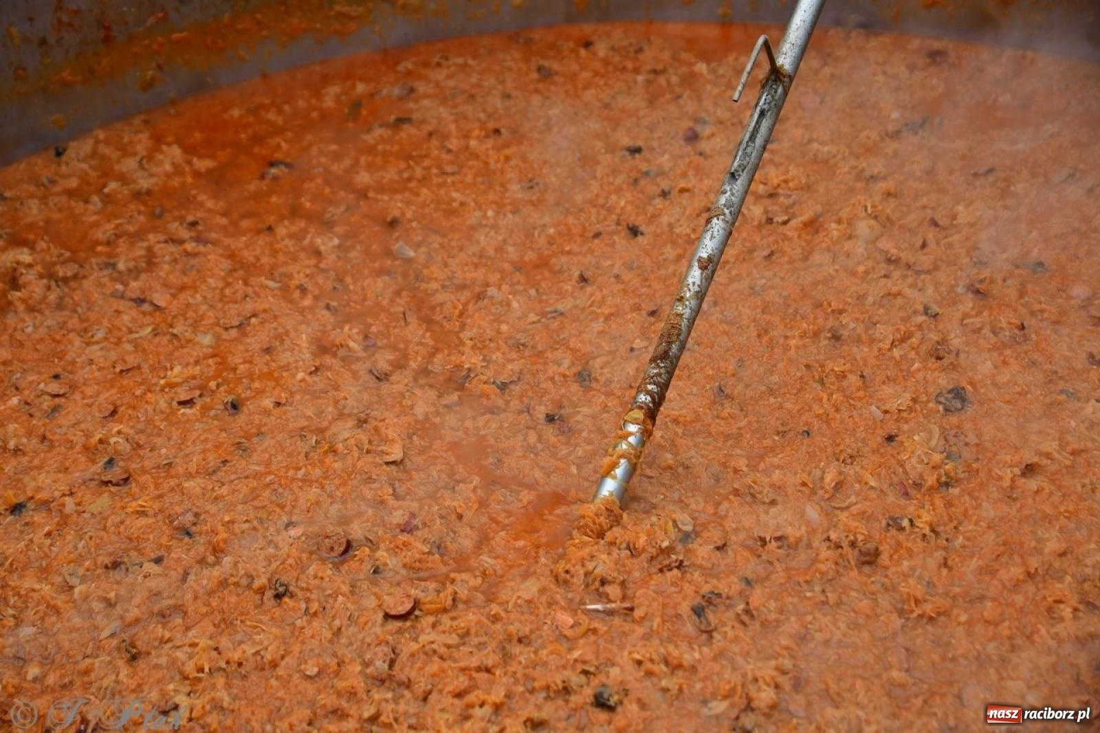 Zdjęcie w galerii na portalu naszraciborz.pl: Trzy tysiące porcji bigosu na raciborskim rynku wiadomości z regionu