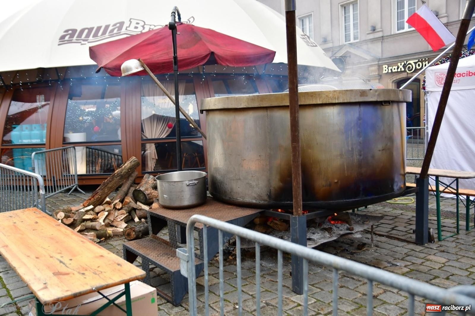 Zdjęcie w galerii na portalu naszraciborz.pl: Trzy tysiące porcji bigosu na raciborskim rynku wiadomości z regionu