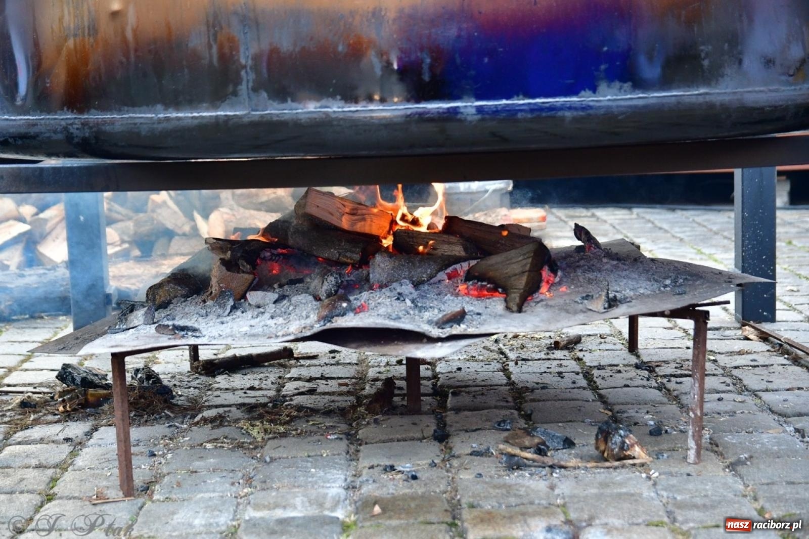 Zdjęcie w galerii na portalu naszraciborz.pl: Trzy tysiące porcji bigosu na raciborskim rynku wiadomości z regionu