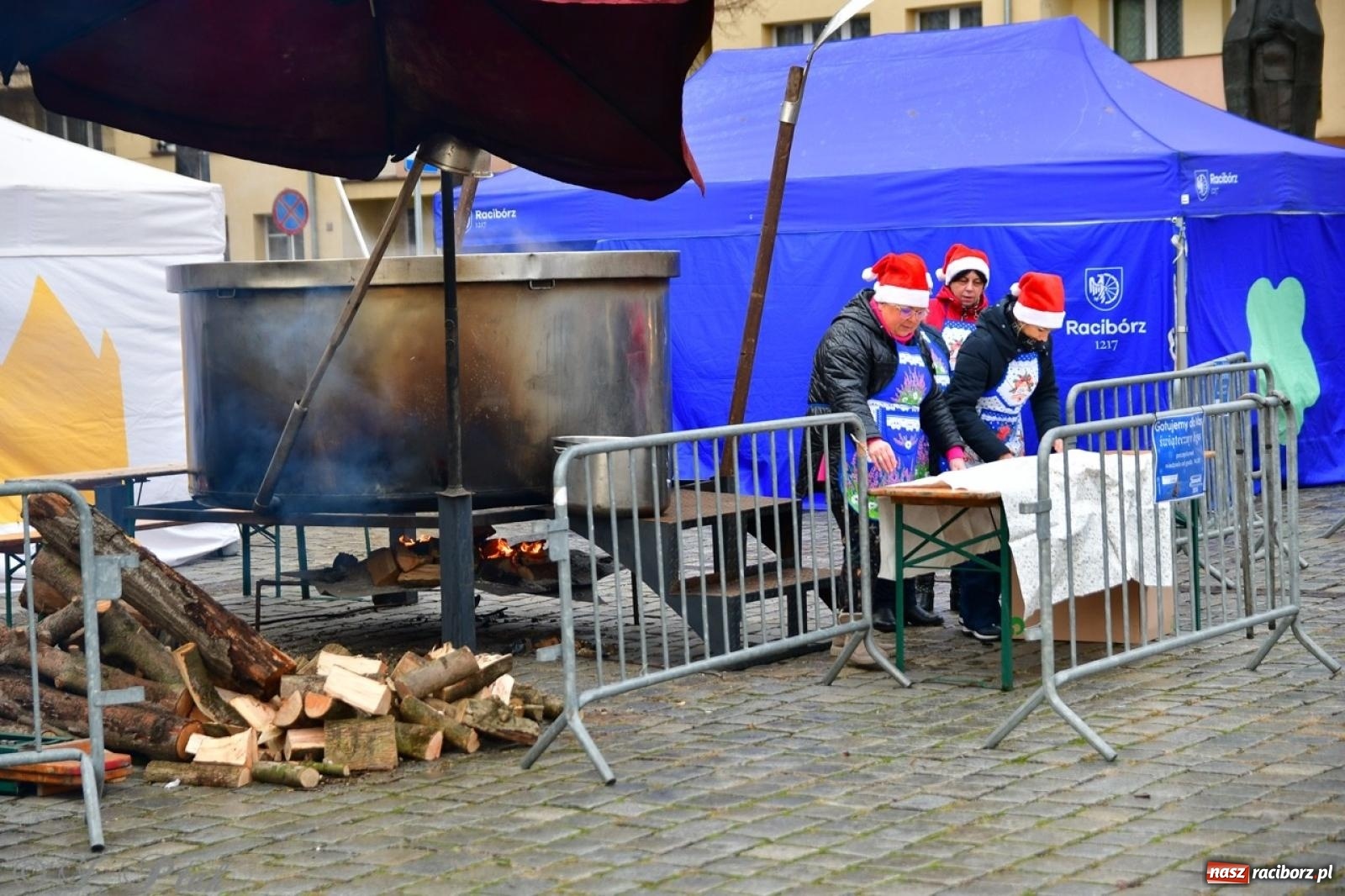Zdjęcie w galerii na portalu naszraciborz.pl: Trzy tysiące porcji bigosu na raciborskim rynku wiadomości z regionu