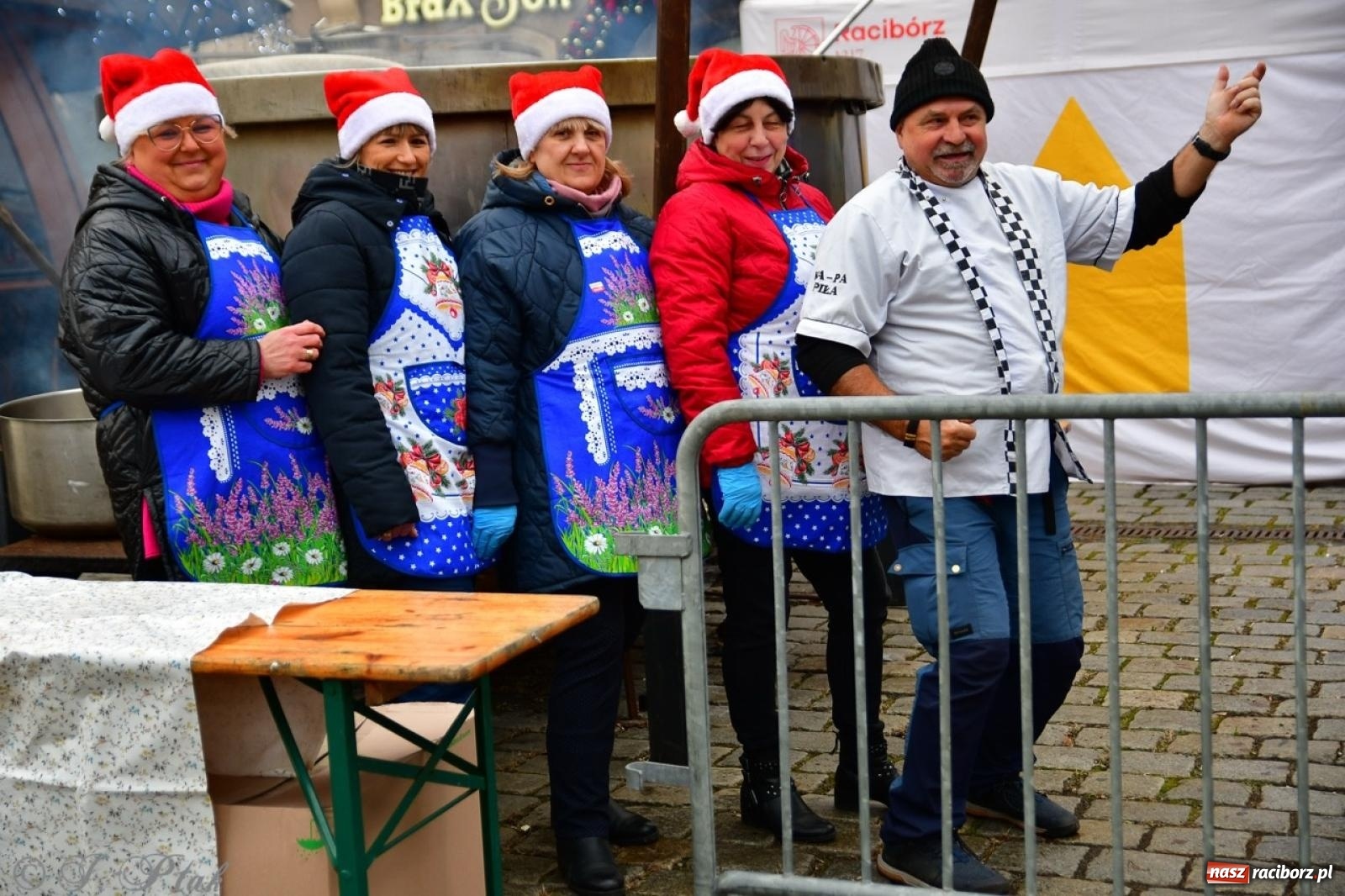 Zdjęcie w galerii na portalu naszraciborz.pl: Trzy tysiące porcji bigosu na raciborskim rynku wiadomości z regionu