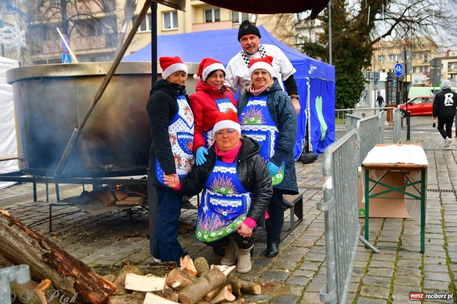 Zdjęcie w galerii na portalu naszraciborz.pl: Trzy tysiące porcji bigosu na raciborskim rynku wiadomości z regionu