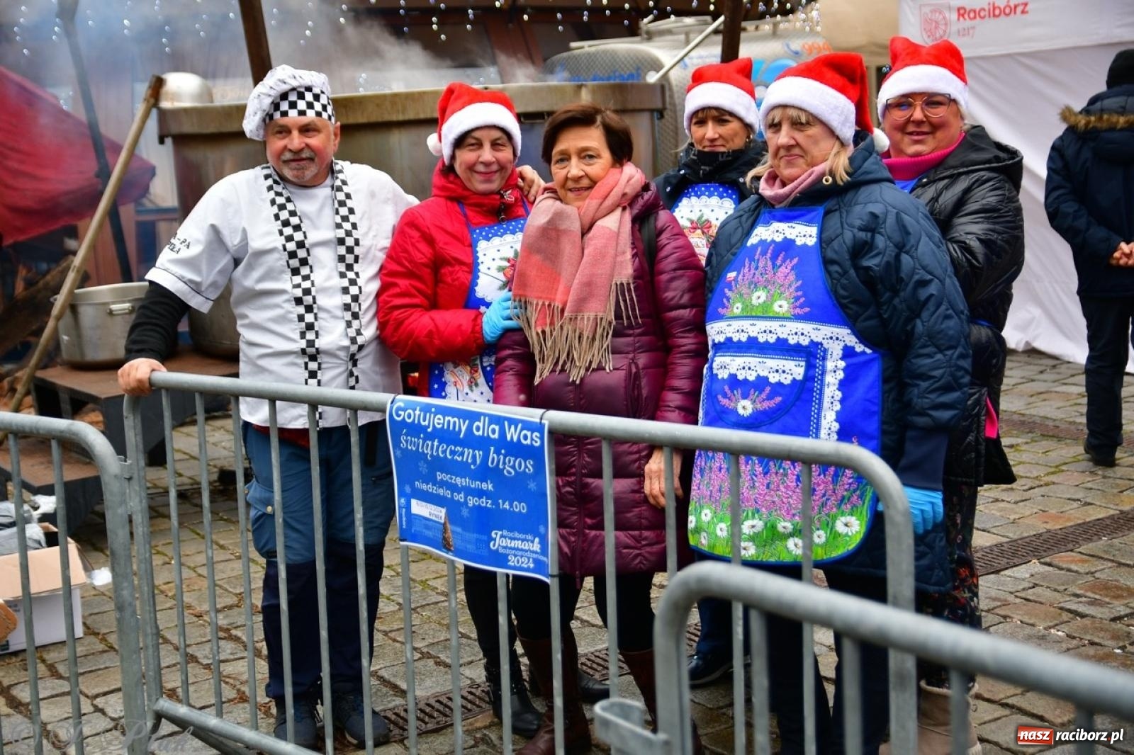 Zdjęcie w galerii na portalu naszraciborz.pl: Trzy tysiące porcji bigosu na raciborskim rynku wiadomości z regionu