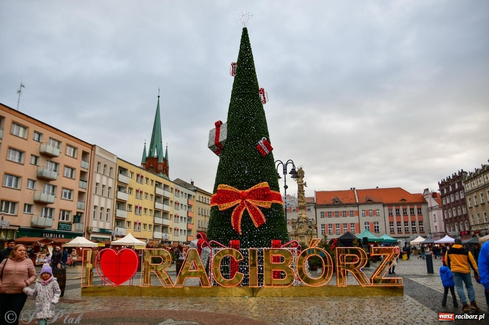Zdjęcie w galerii na portalu naszraciborz.pl: Trzy tysiące porcji bigosu na raciborskim rynku wiadomości z regionu