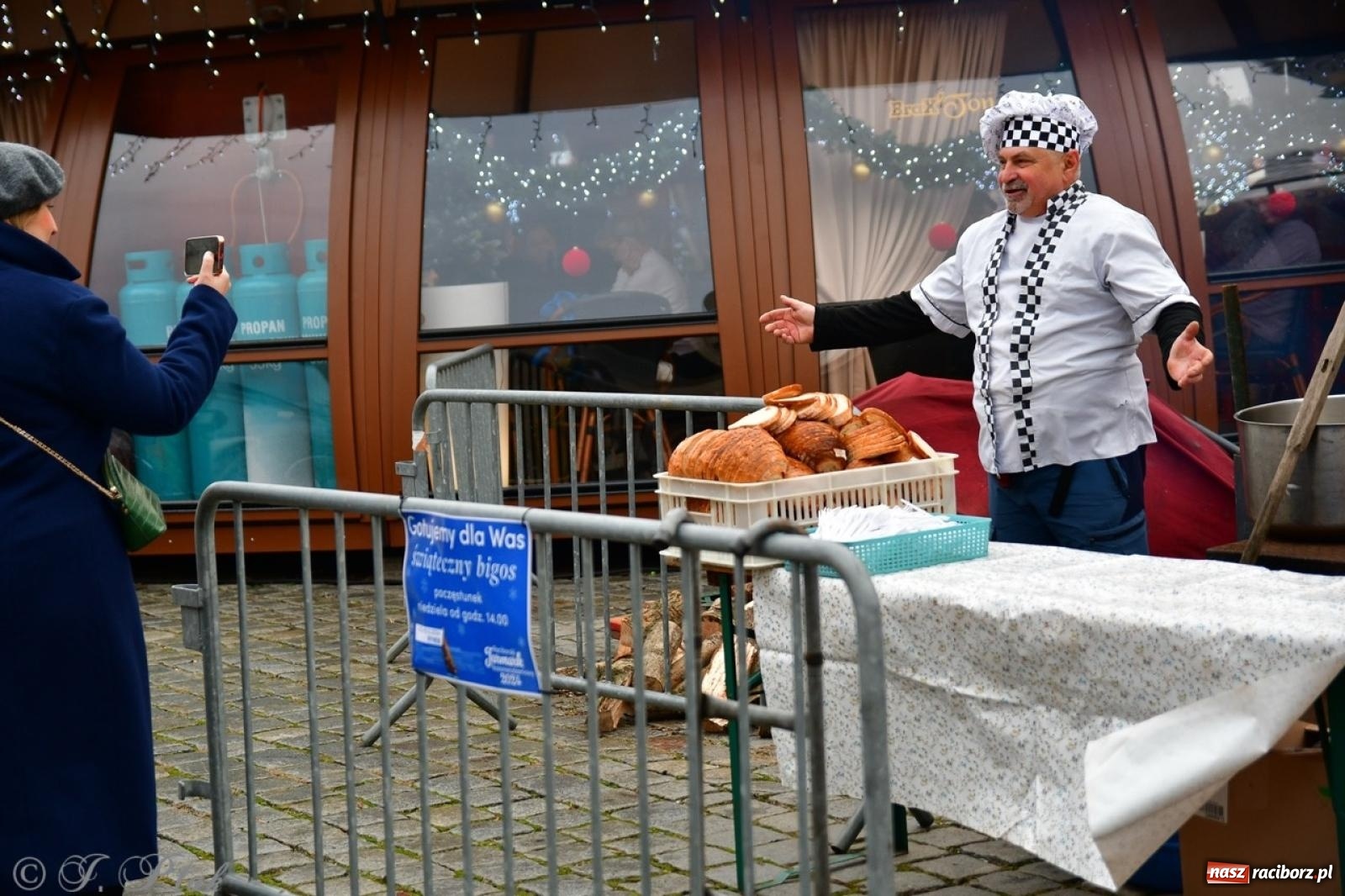 Zdjęcie w galerii na portalu naszraciborz.pl: Trzy tysiące porcji bigosu na raciborskim rynku wiadomości z regionu
