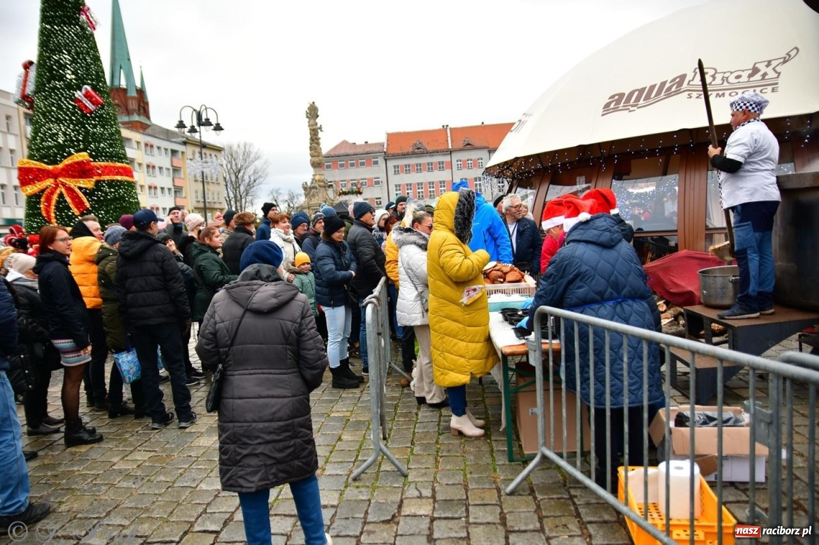 Zdjęcie w galerii na portalu naszraciborz.pl: Trzy tysiące porcji bigosu na raciborskim rynku wiadomości z regionu