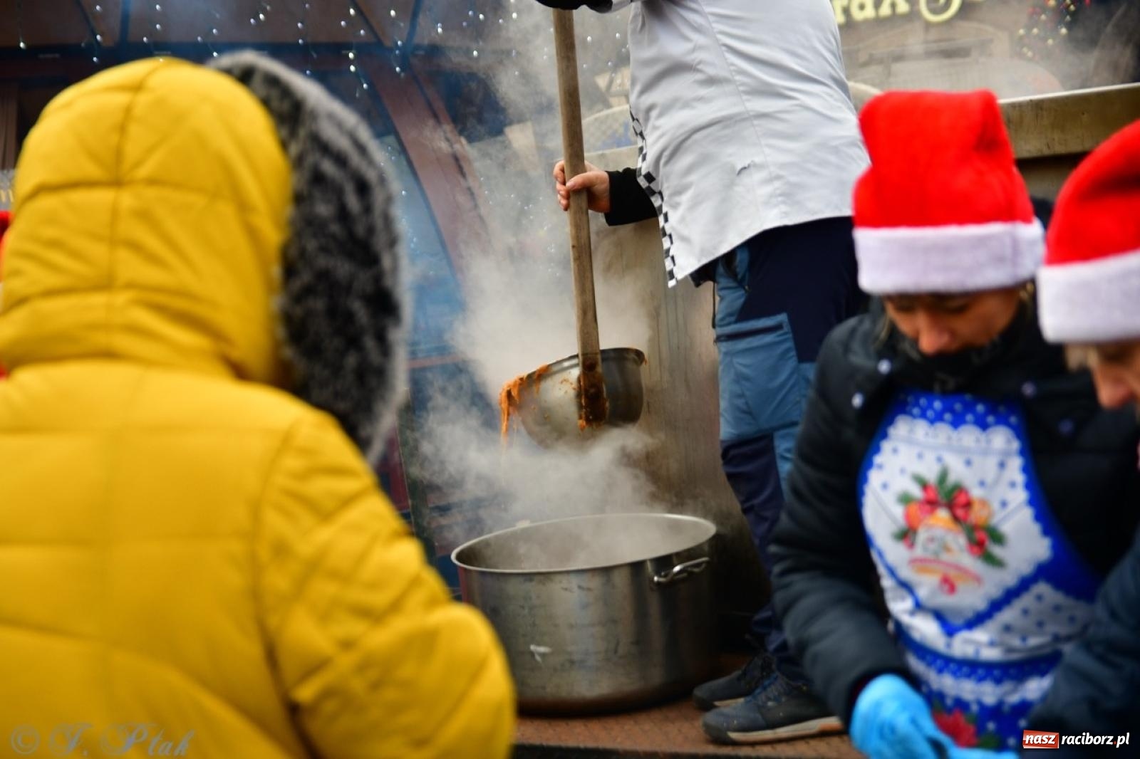 Zdjęcie w galerii na portalu naszraciborz.pl: Trzy tysiące porcji bigosu na raciborskim rynku wiadomości z regionu
